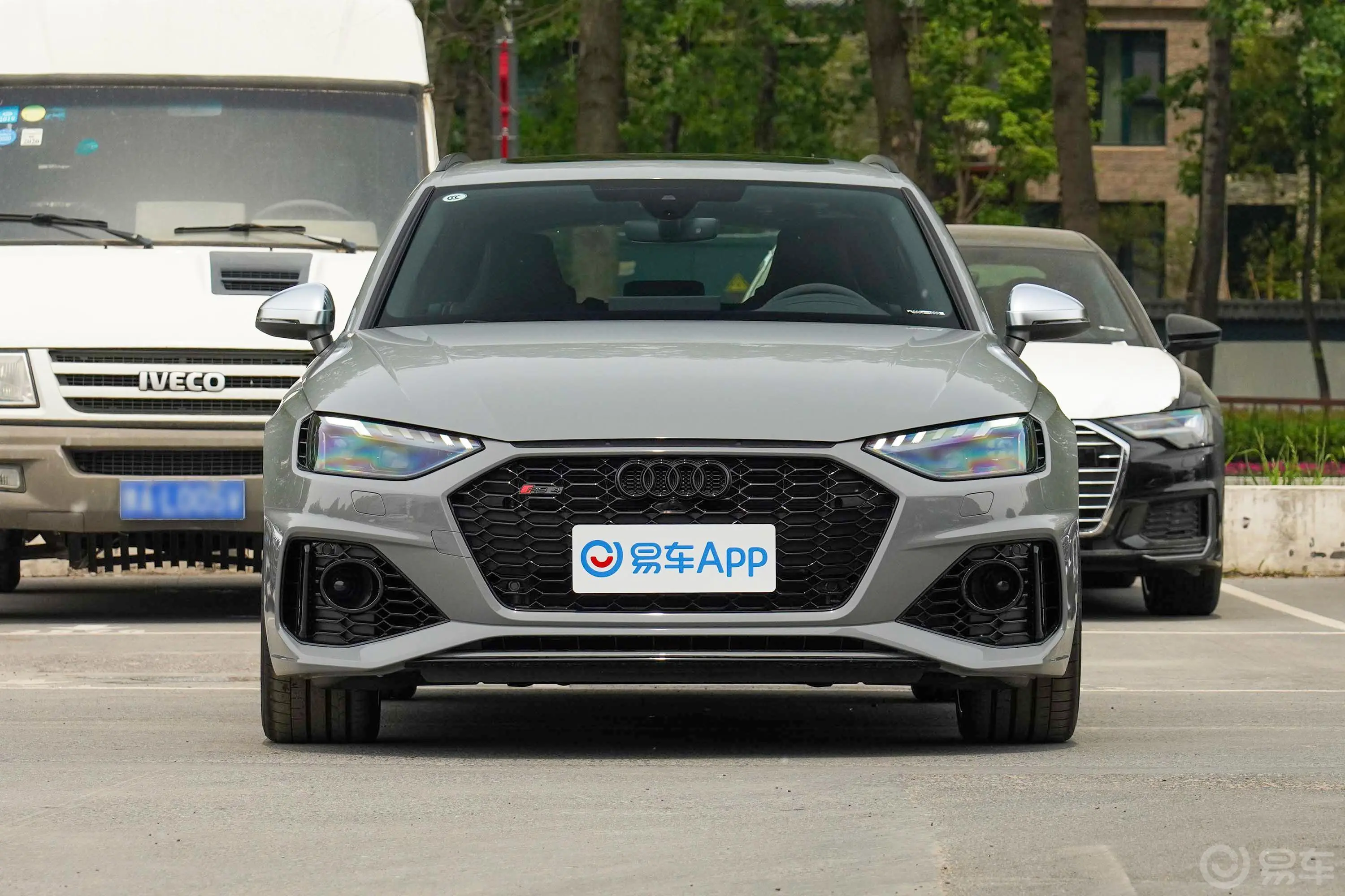 奥迪RS 42.9T Avant 黑曜版正前水平