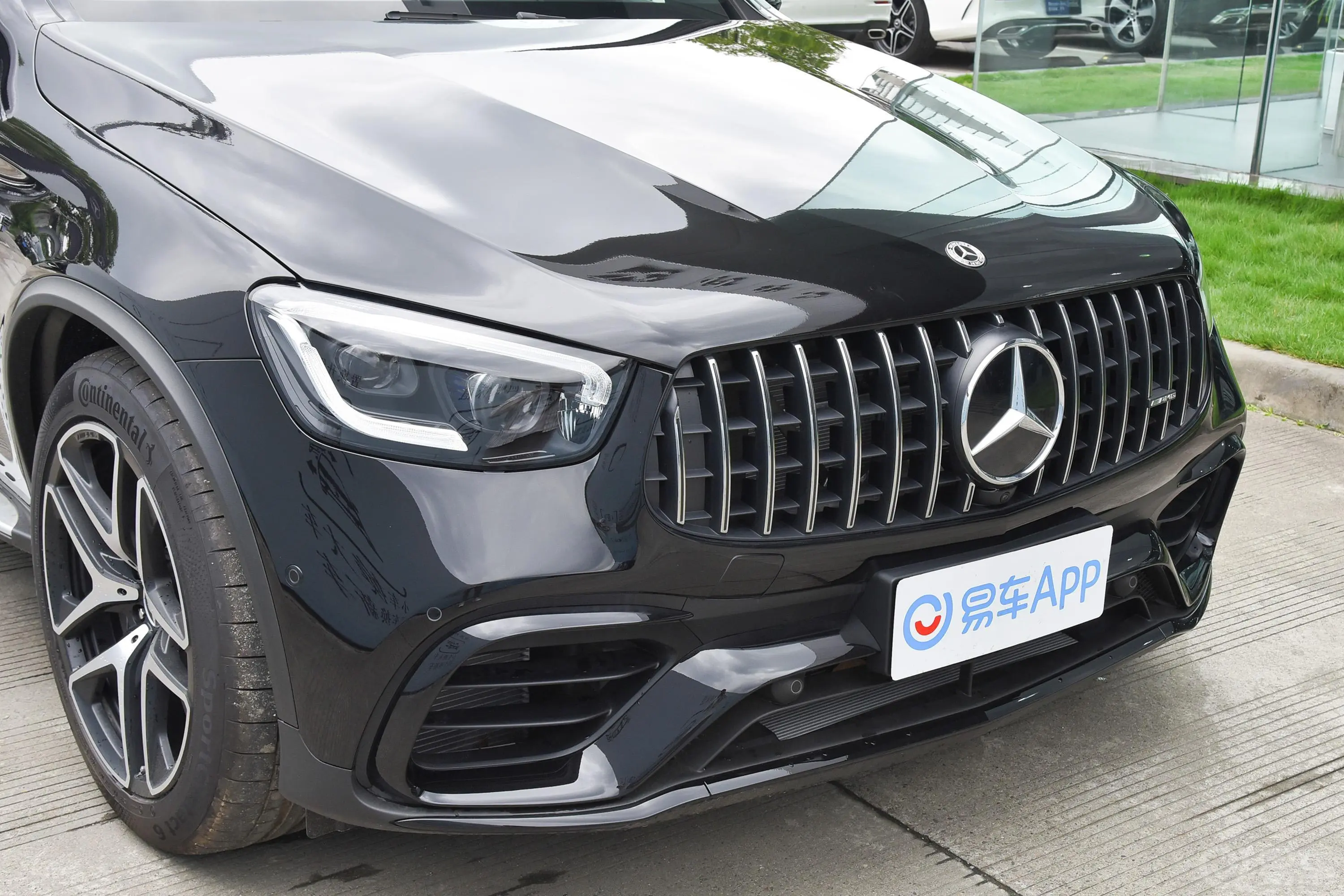 奔驰GLC AMG改款 AMG GLC 63 4MATIC+前格栅侧俯拍