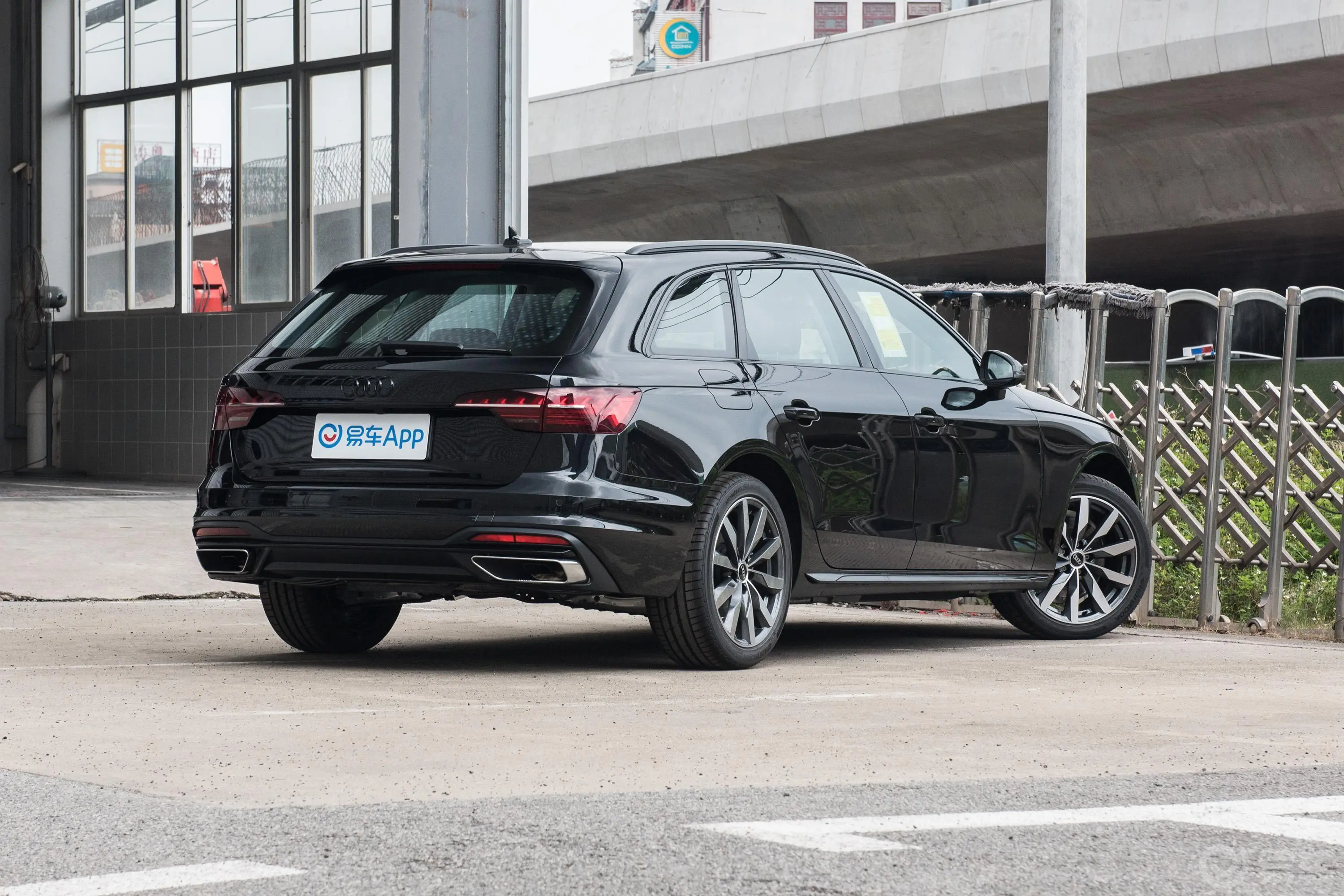 奥迪A4(进口)Avant 40 TFSI 时尚致雅型侧后45度车头向右水平