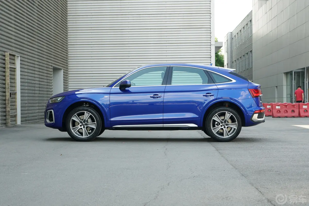 奥迪Q5L Sportback40 TFSI 豪华型正侧车头向左水平