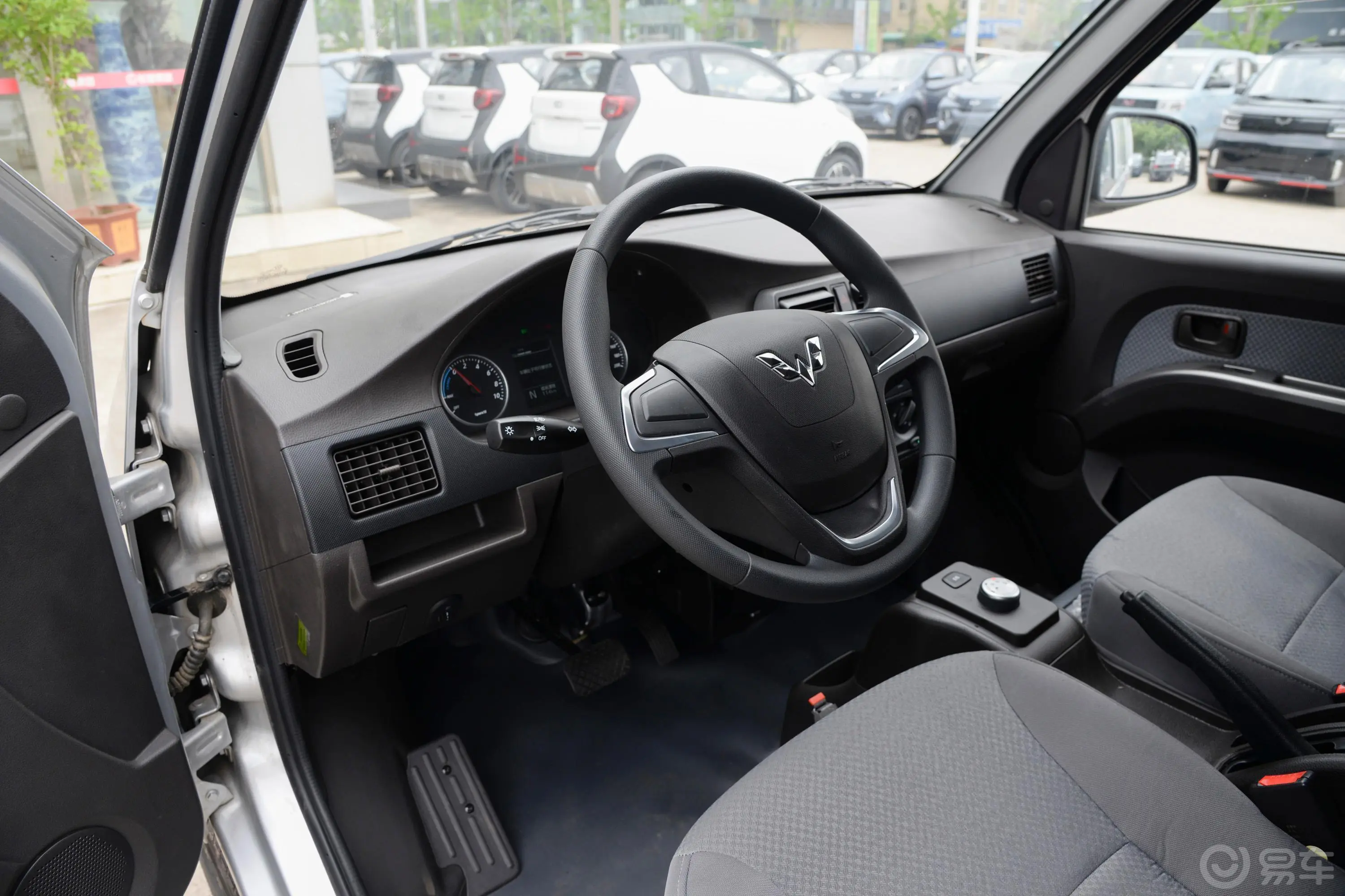 五菱荣光EV300km 封窗版基本型 鹏辉电池 2座车窗调节整体