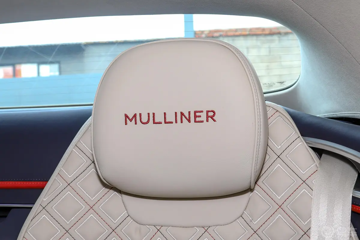 欧陆4.0T GT V8 Mulliner 敞篷版后排空间