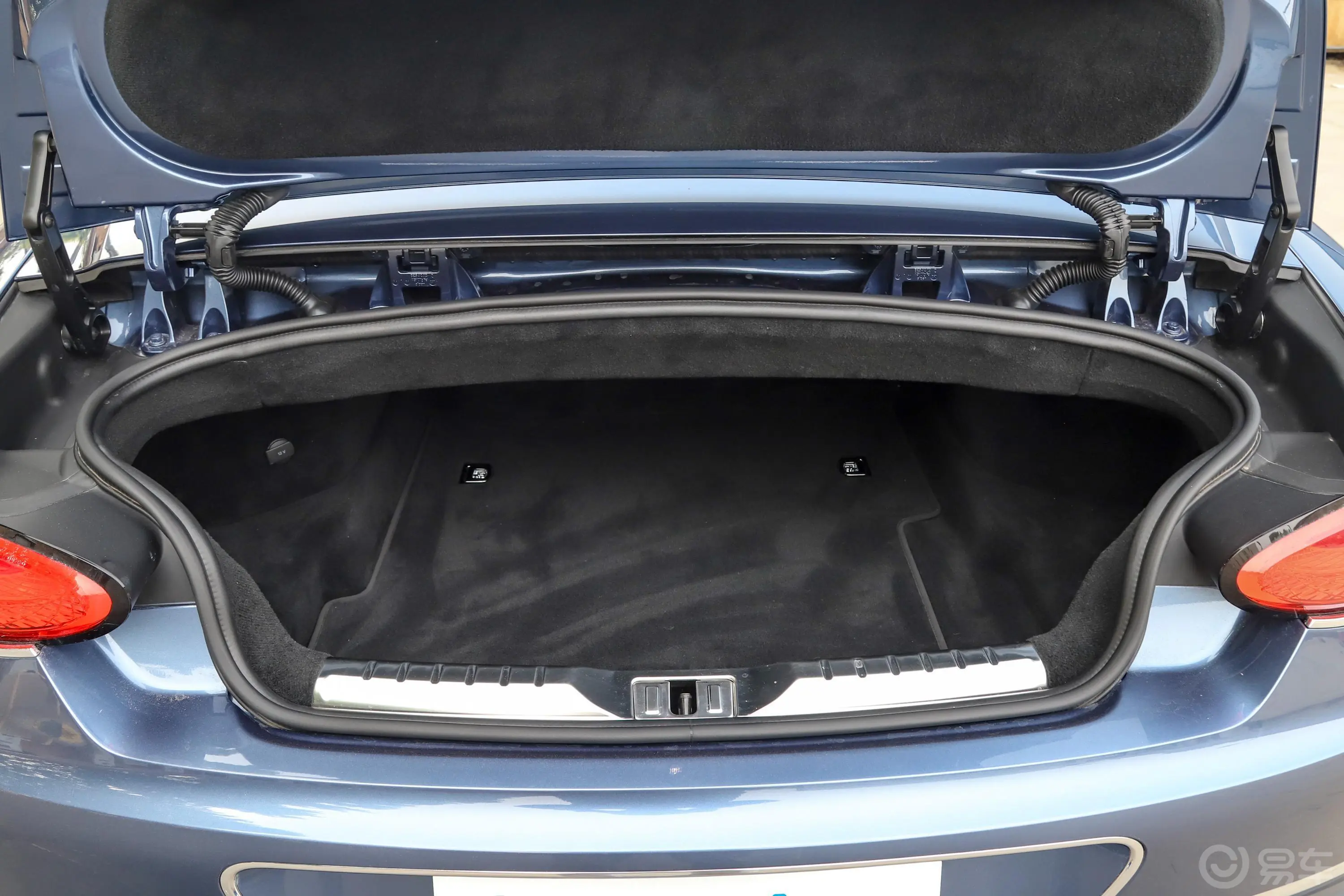 欧陆4.0T GT V8 Mulliner 敞篷版后备厢空间特写