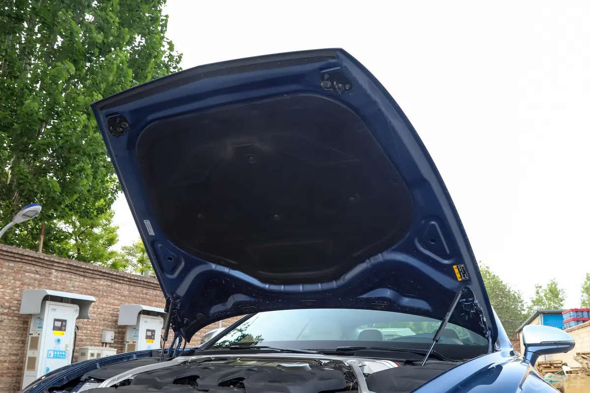 欧陆4.0T GT V8 Mulliner 敞篷版发动机舱盖内侧