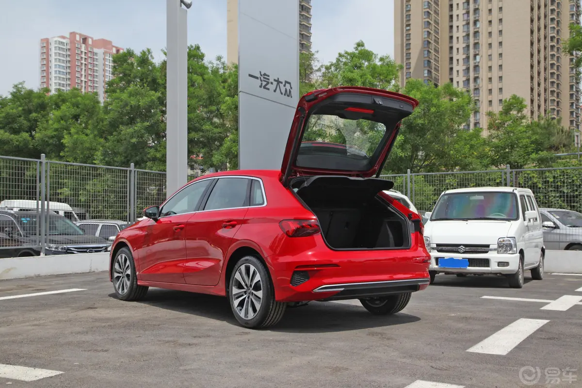 奥迪A3Sportback 35 TFSI 进取致雅型后备厢开启45度侧拍