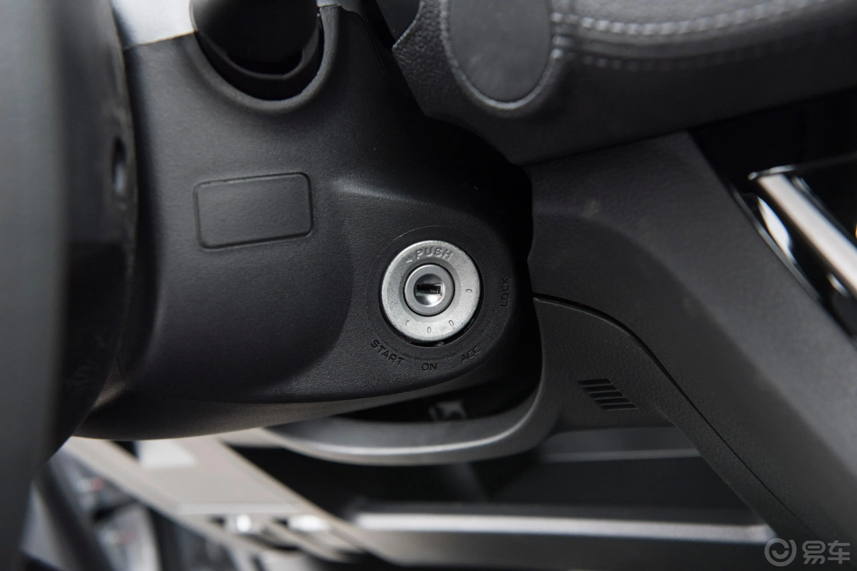 瑞迈2.8T 两驱长轴舒享版 柴油钥匙孔或一键启动按键