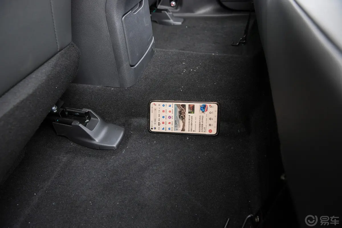 瑞迈2.8T 两驱长轴舒享版 柴油后排地板中间位置
