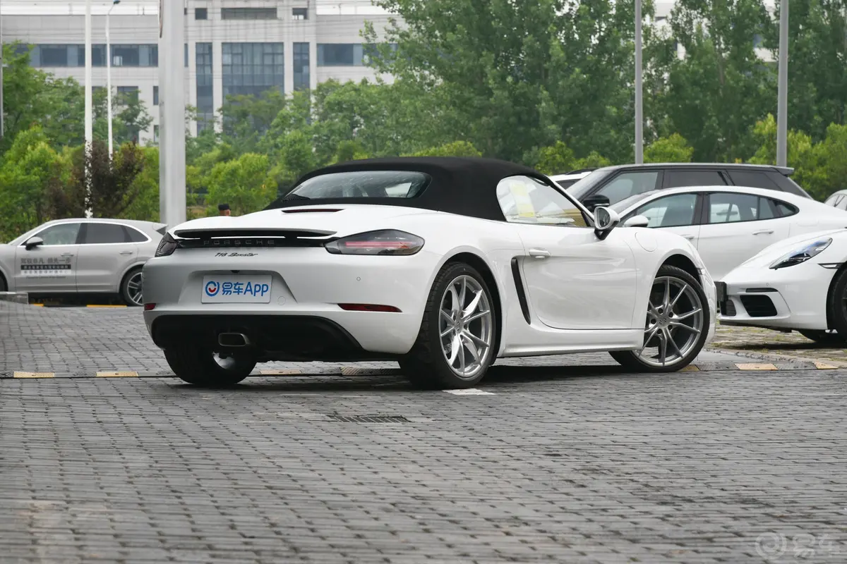 保时捷718Boxster 2.0T侧后45度车头向右水平