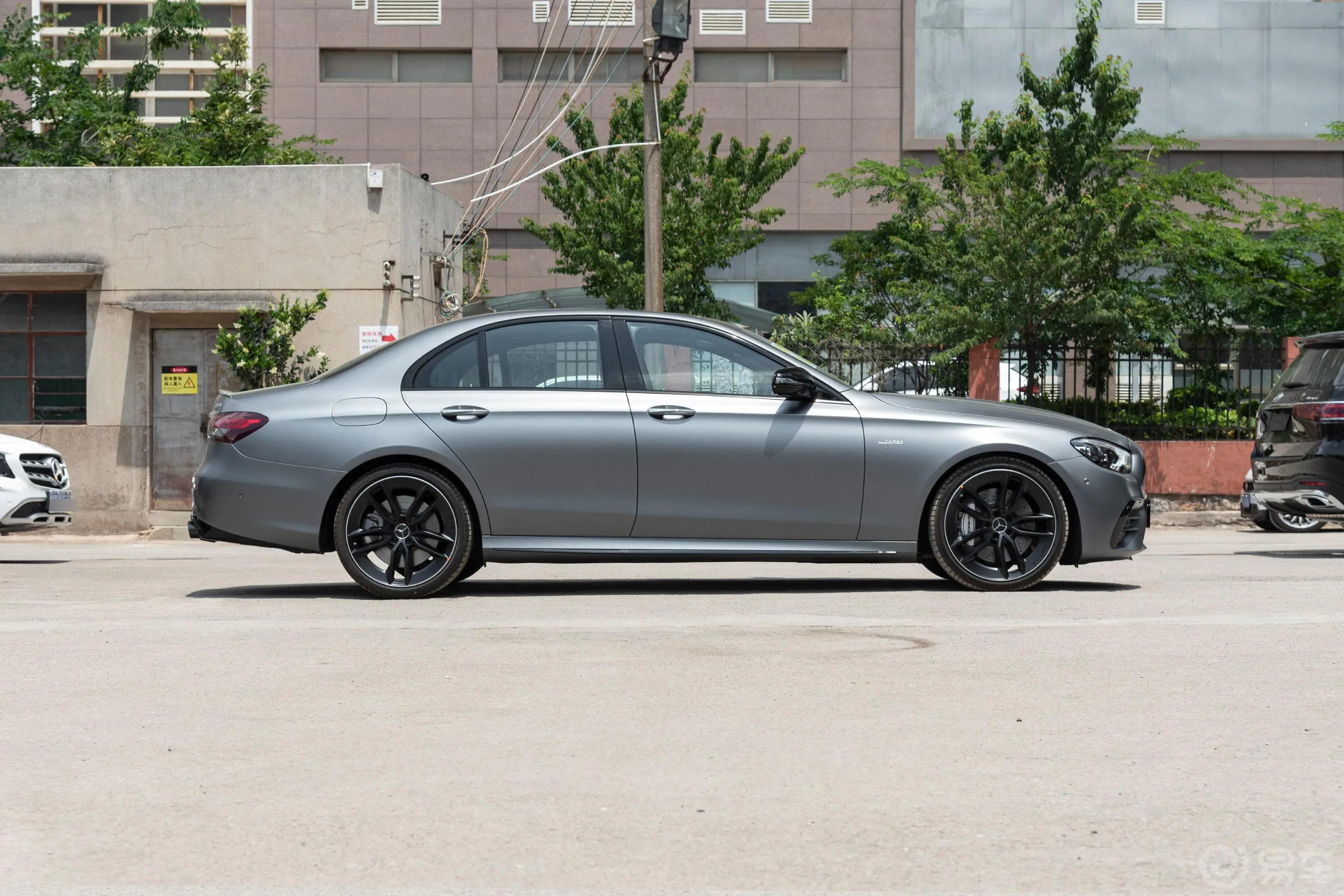 奔驰E级 AMG改款 AMG E 53 4MATIC+正侧车头向右水平