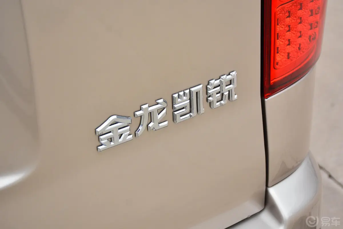 凯锐浩克2.0L 手动 高顶途悦豪华型 9座外观