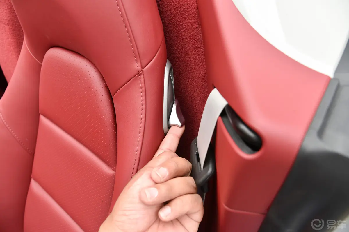 保时捷718Boxster S 2.5T后备箱内座椅放倒按钮