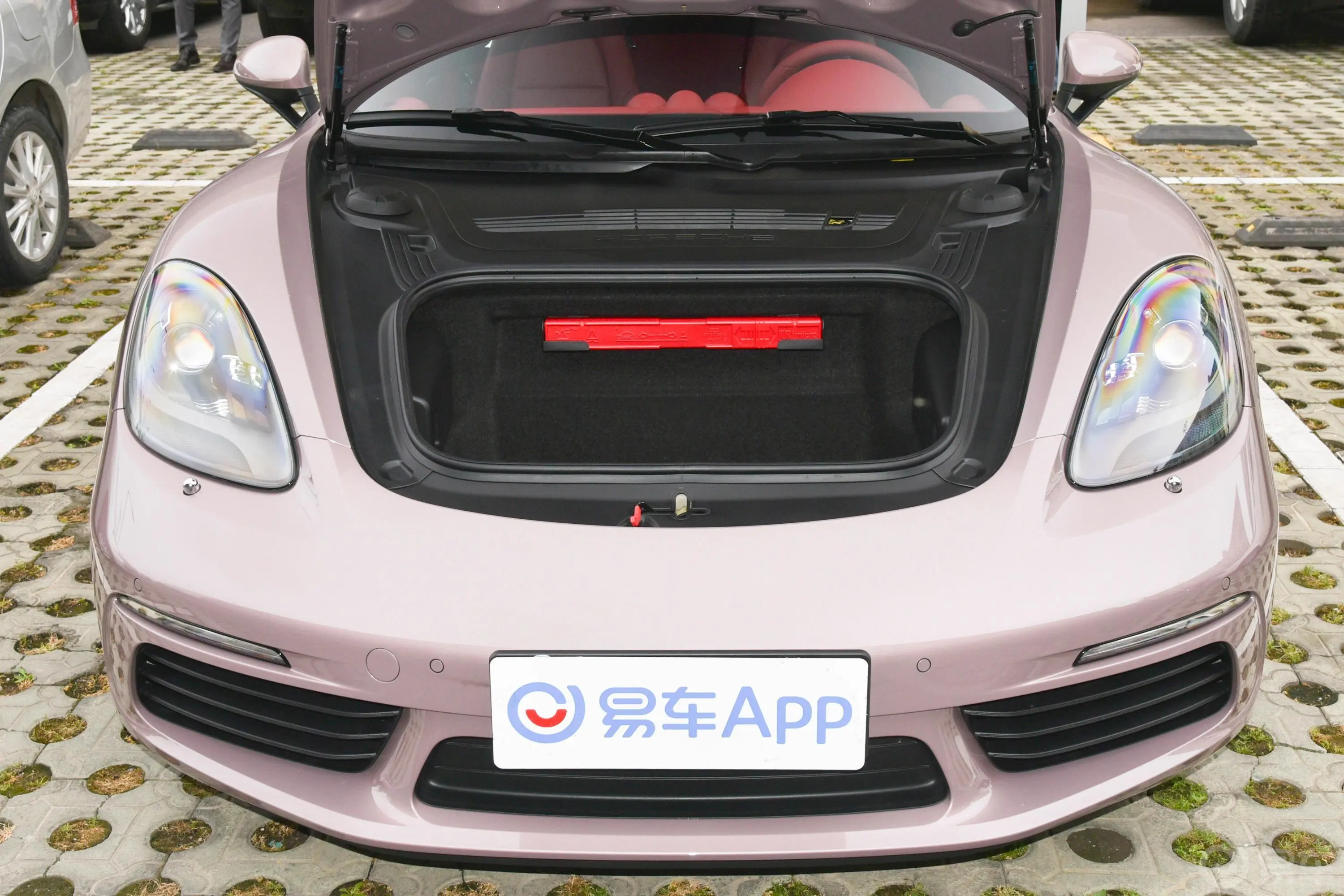 保时捷718Boxster 2.0T发动机舱整体