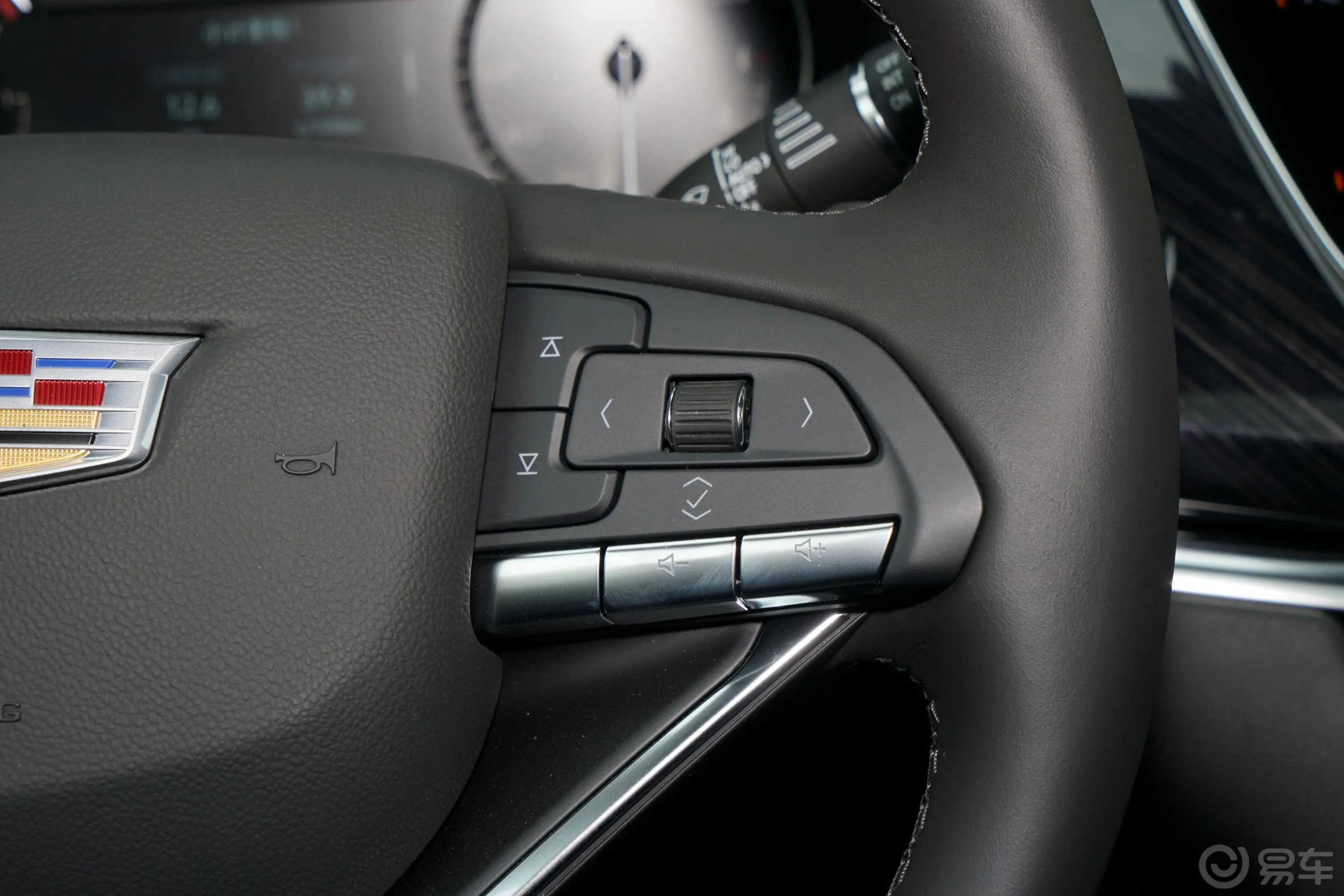 凯迪拉克XT6轻混 2.0T 四驱豪华型标准版 6座右侧方向盘功能按键