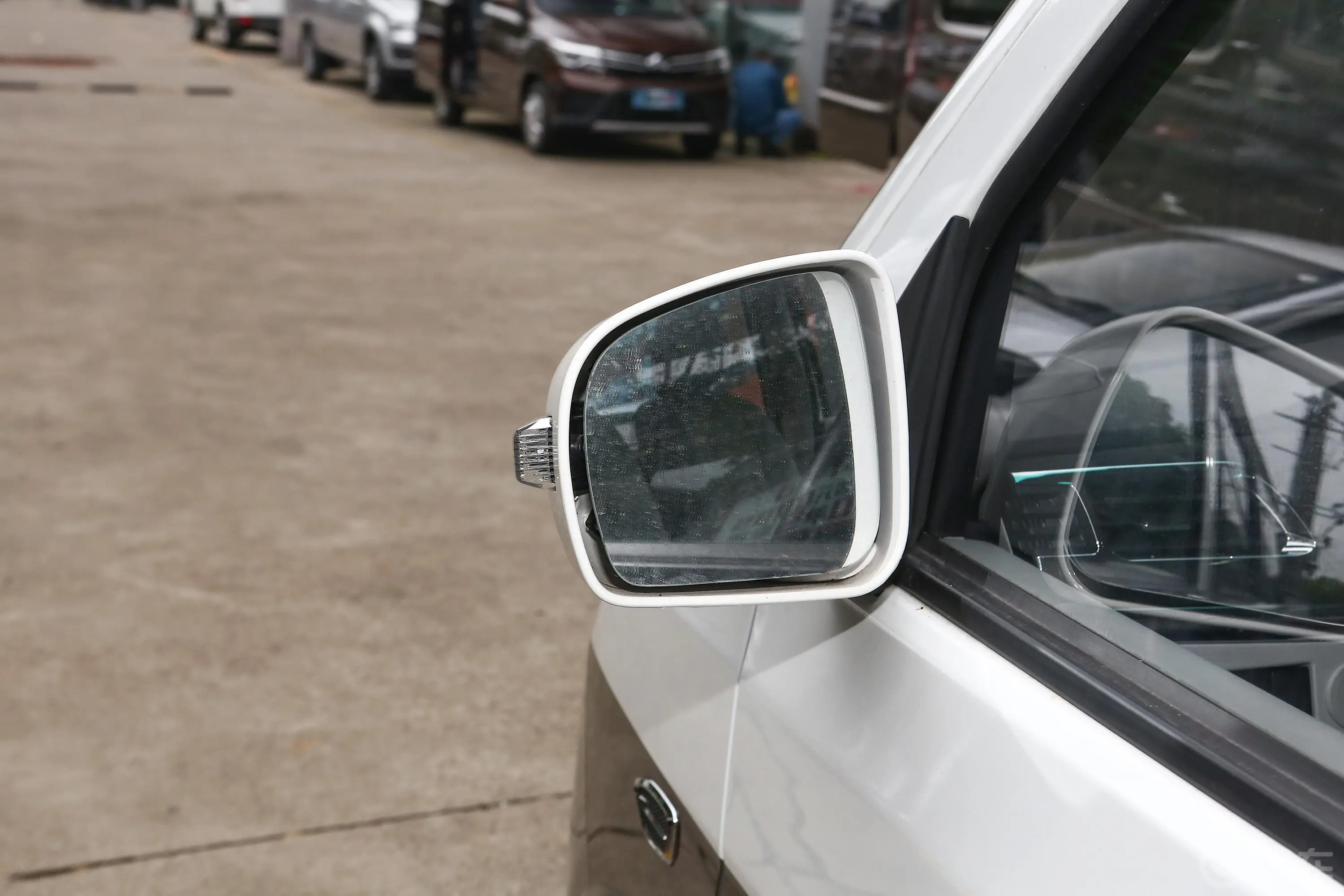 金杯新海狮X30L客车 1.5L 豪华中央空调版 6座后视镜镜面