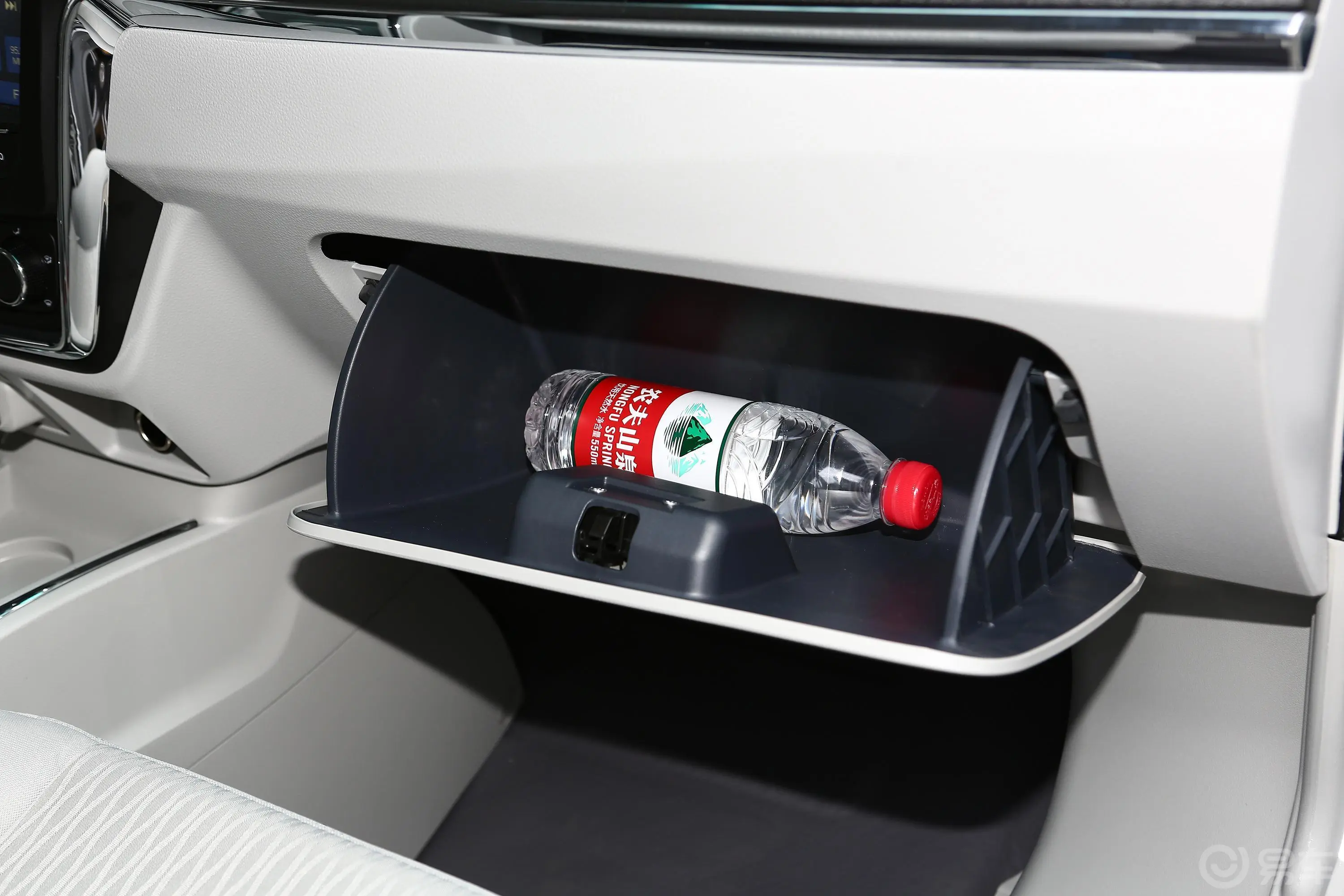金杯新海狮X30L客车 1.5L 豪华中央空调版 6座手套箱空间水瓶横置