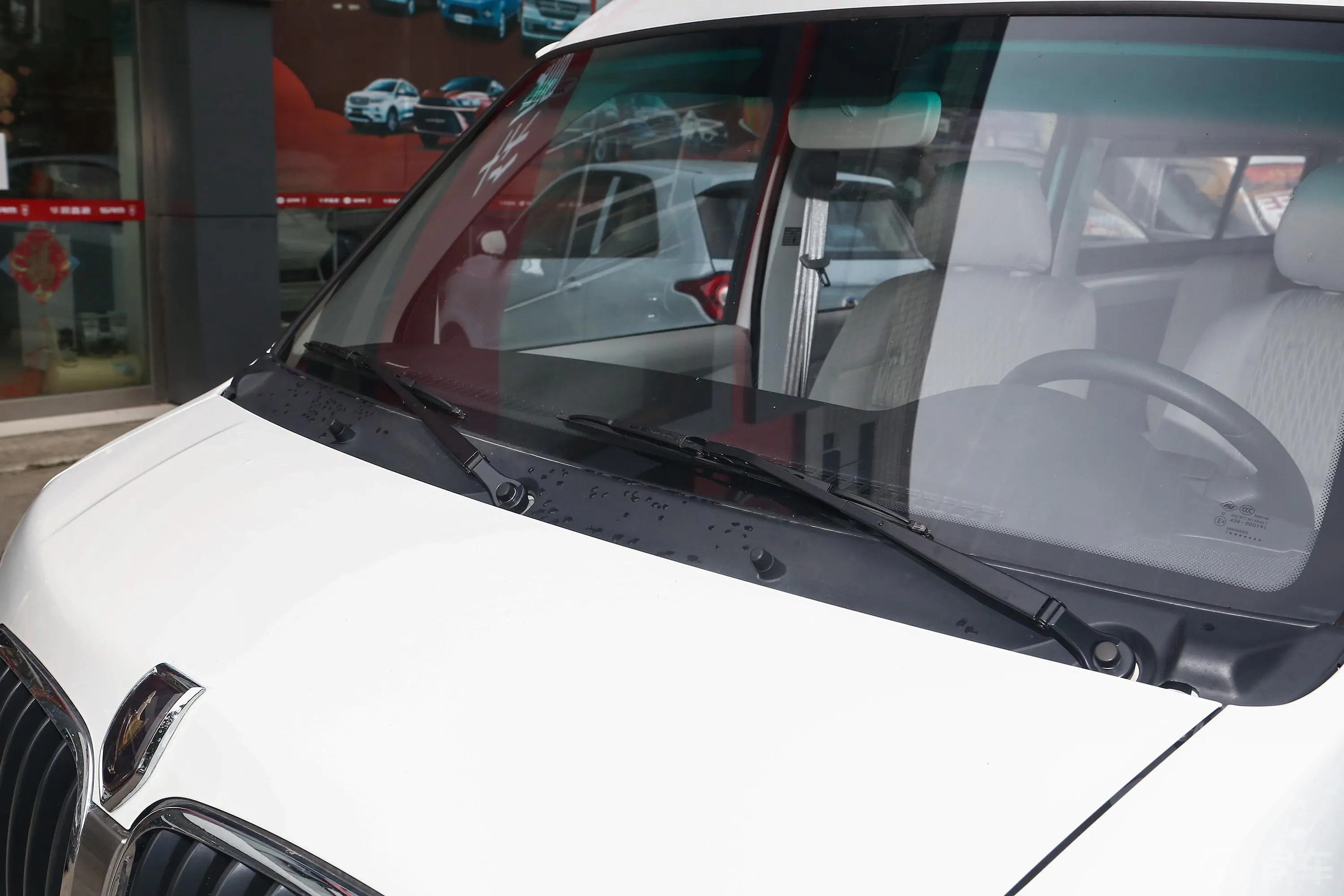 金杯新海狮X30L客车 1.5L 豪华中央空调版 6座雨刷器