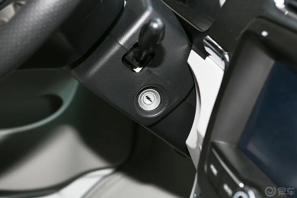 金杯新海狮X30L客车 1.5L 豪华中央空调版 6座钥匙孔或一键启动按键
