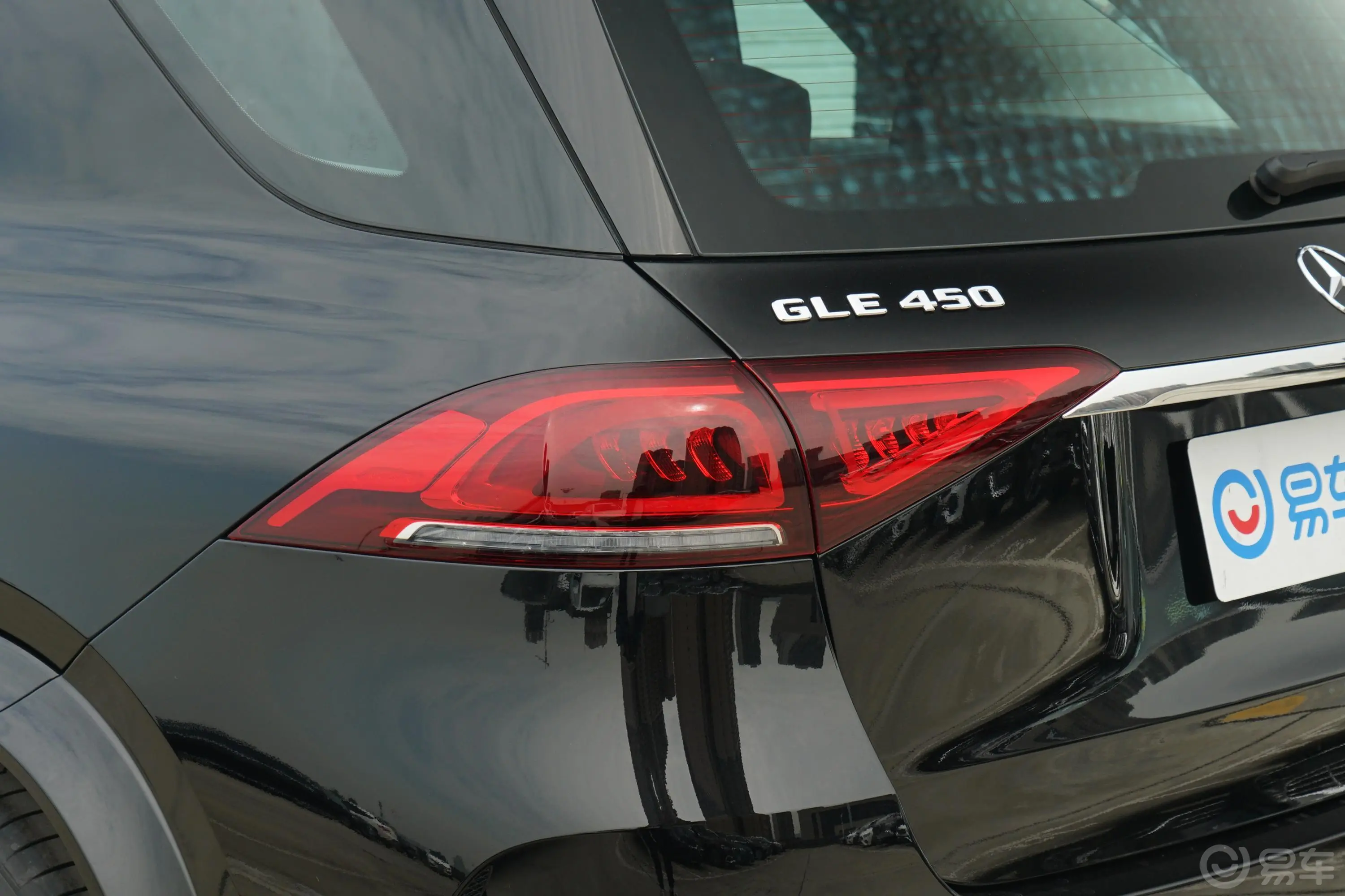 奔驰GLE改款 GLE 450 4MATIC 豪华型尾灯侧45度俯拍