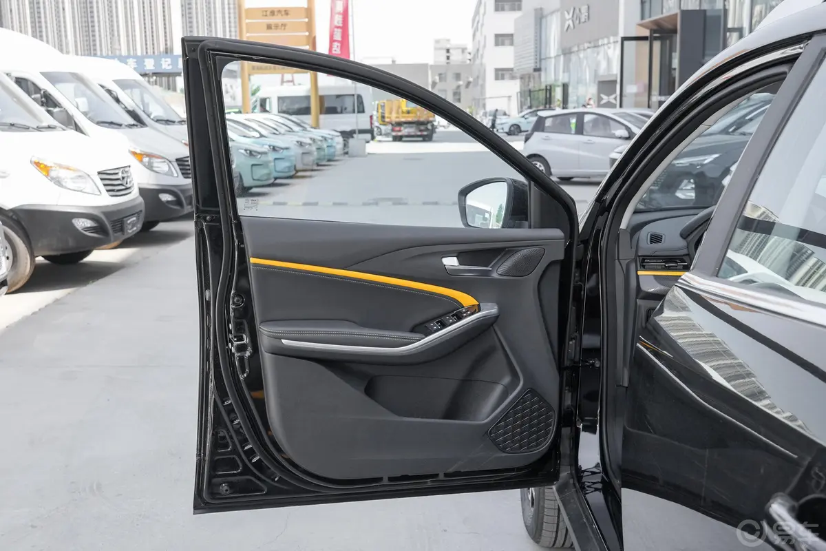 思皓X61.5T 双离合智驾版驾驶员侧前车门