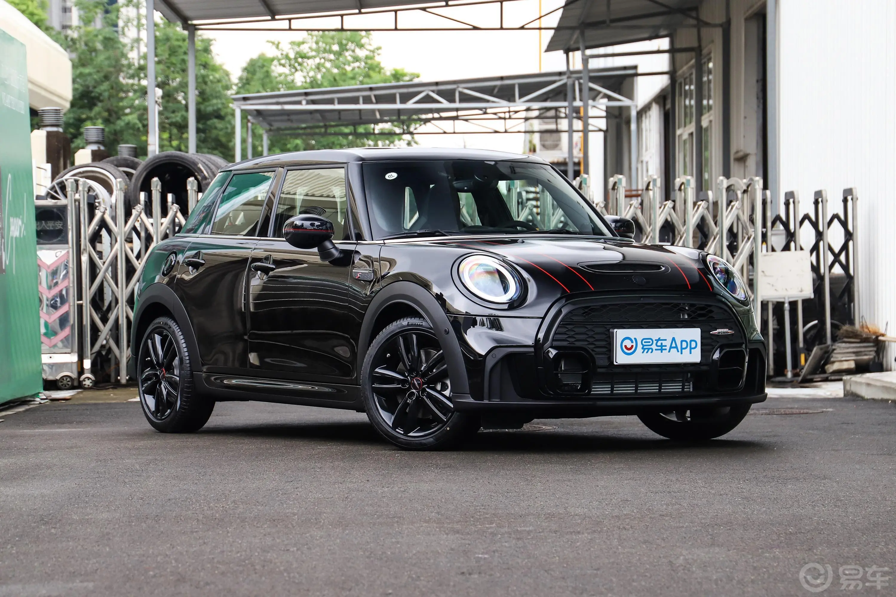 MINI2.0T COOPER S 黑标特别版 五门版侧前45度车头向右水平