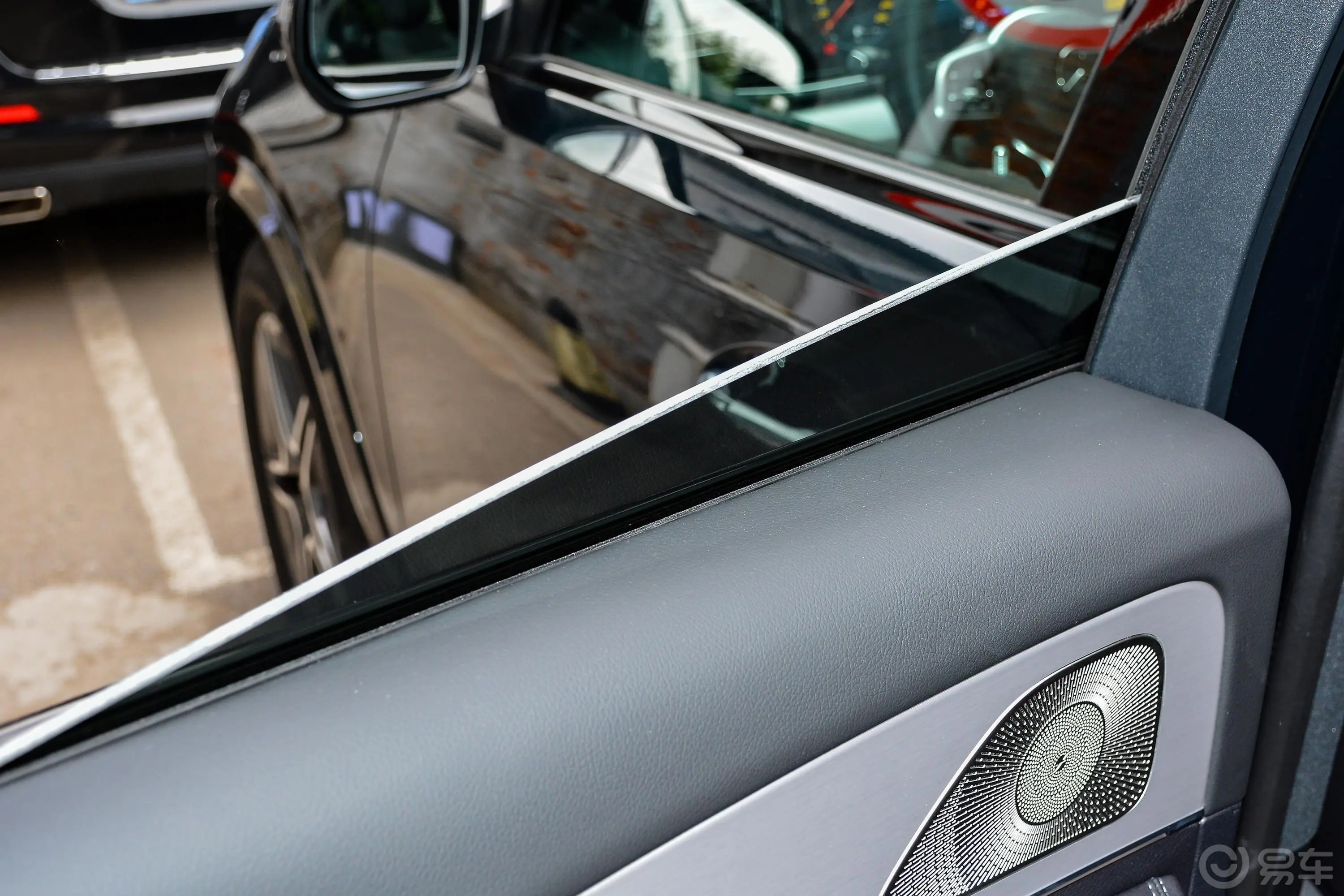奔驰GLE轿跑改款 GLE 450 4MATIC 轿跑SUV 时尚型后排玻璃材质特写
