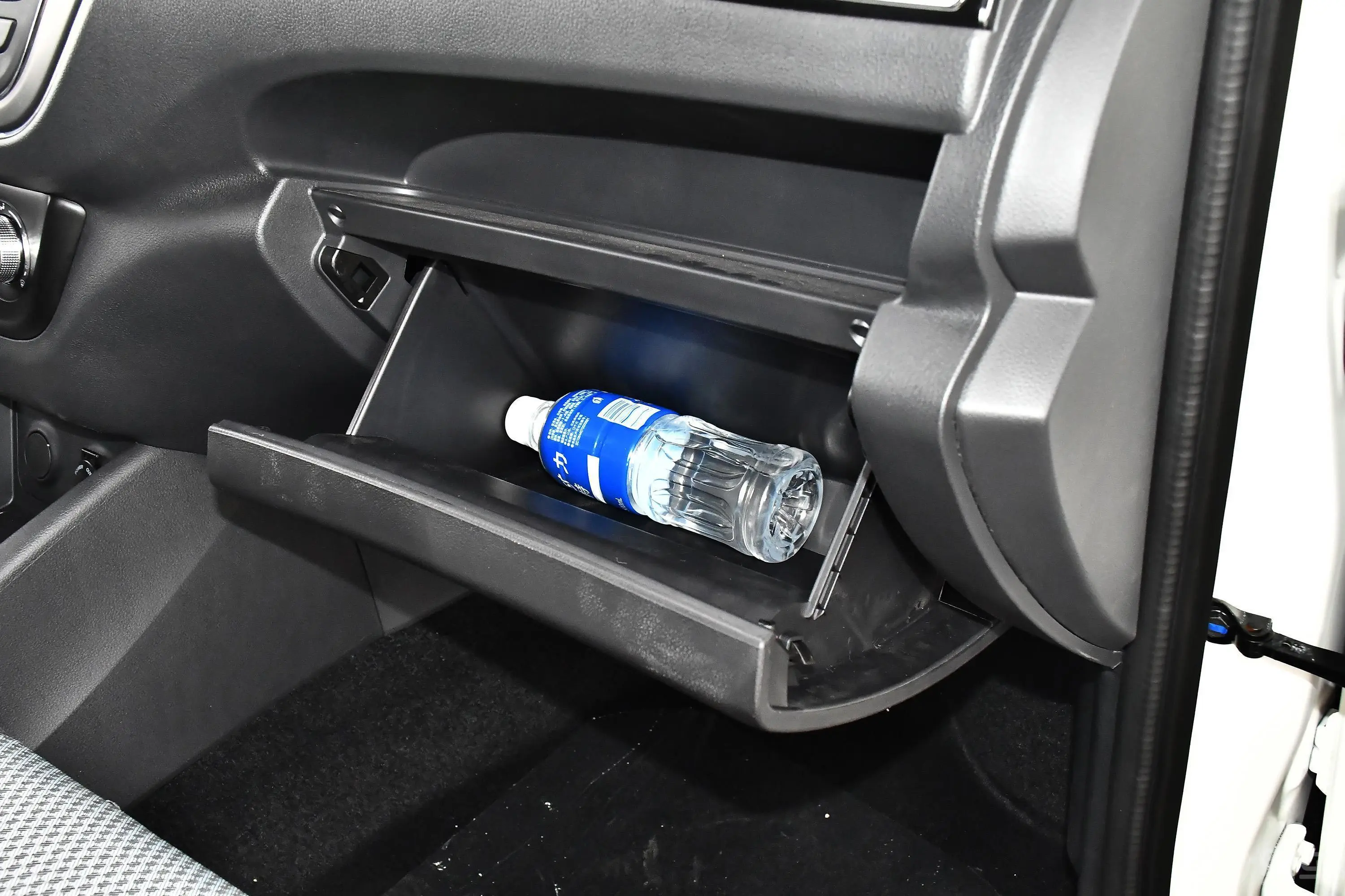 欧诺S欧诺S 1.5L 厢货智享版(单蒸空调)手套箱空间水瓶横置