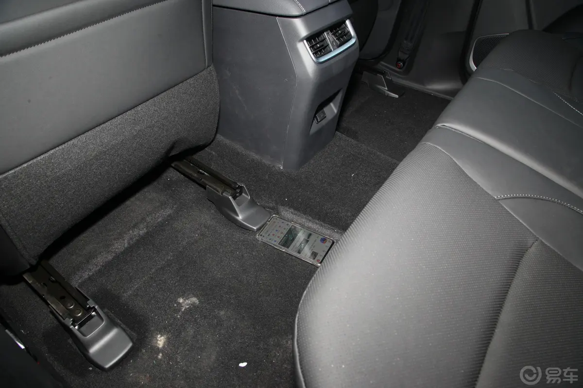 铃拓2.0T 自动 四驱 领耀版 汽油后排地板中间位置