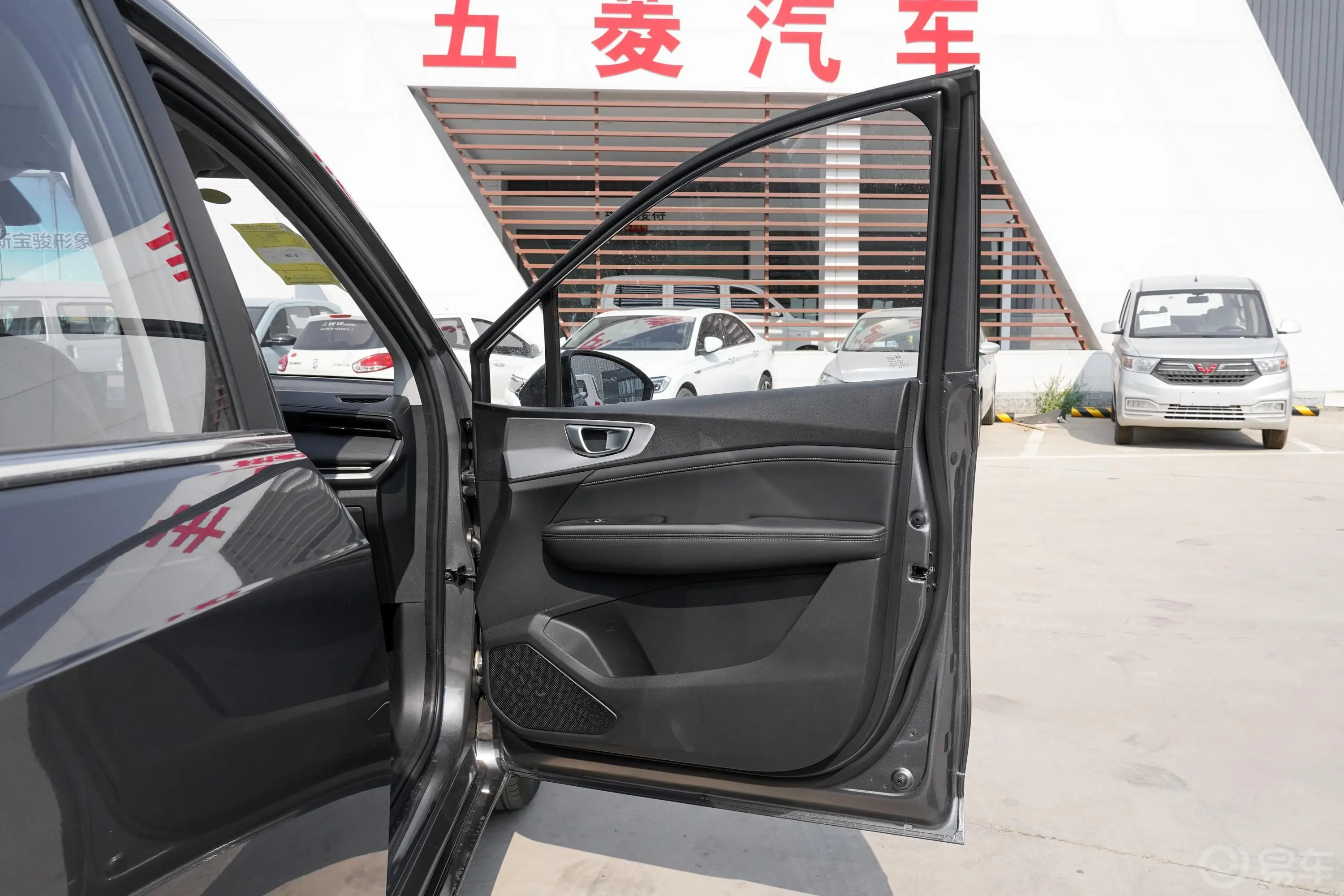 五菱佳辰1.5T CVT智享豪华型副驾驶员车门