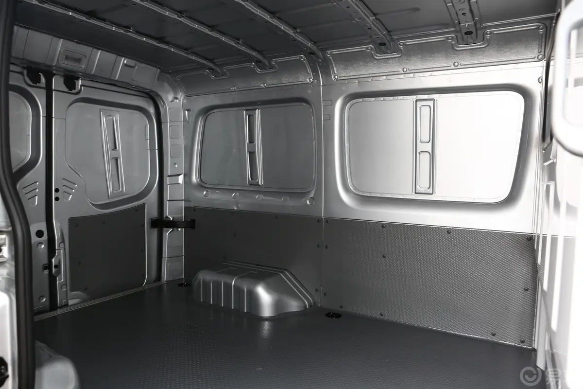 图雅诺吉象厢货 2.5T 手动短轴低顶后双胎 3座空间