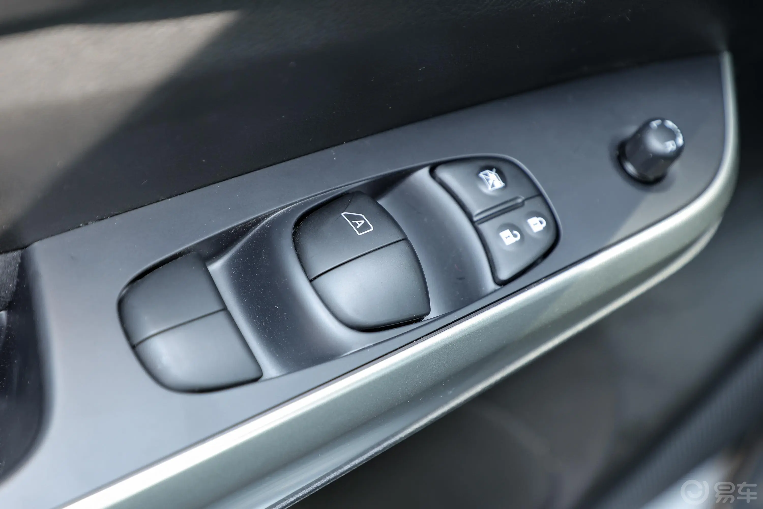 纳瓦拉改款 2.5L 手动两驱尊享型车窗调节整体