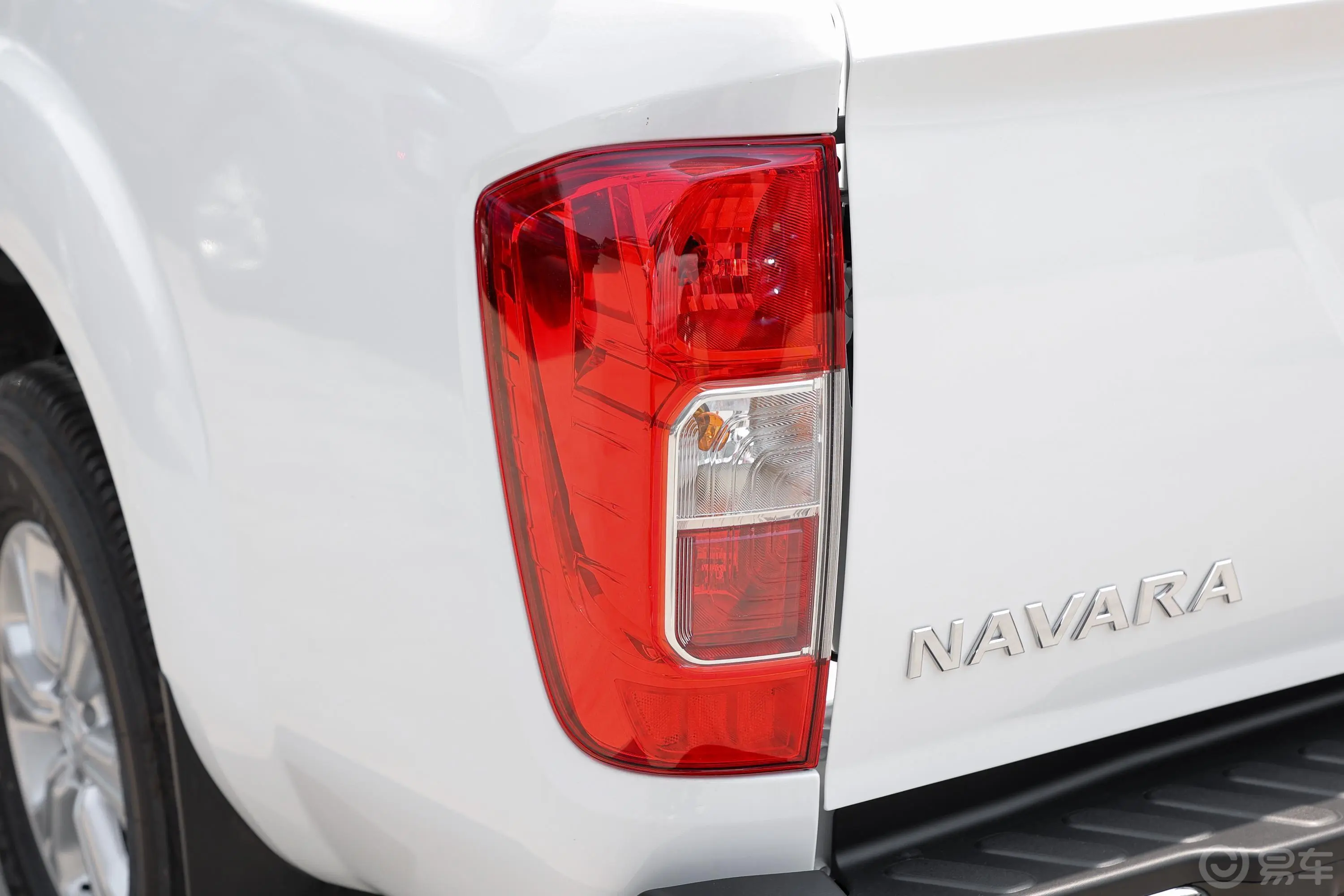 纳瓦拉改款 2.5L 手动两驱尊享型尾灯侧45度俯拍