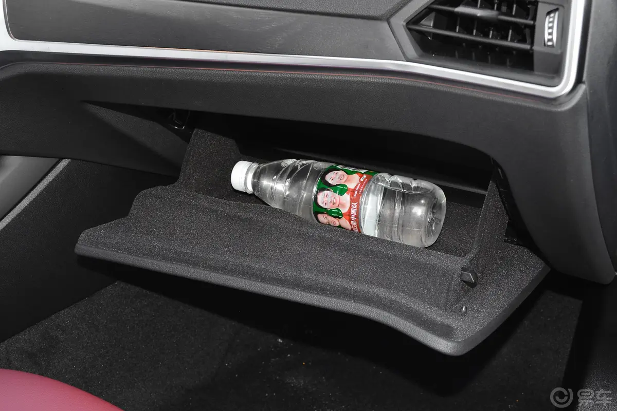 宝马3系改款 325Li xDrive M运动套装手套箱空间水瓶横置