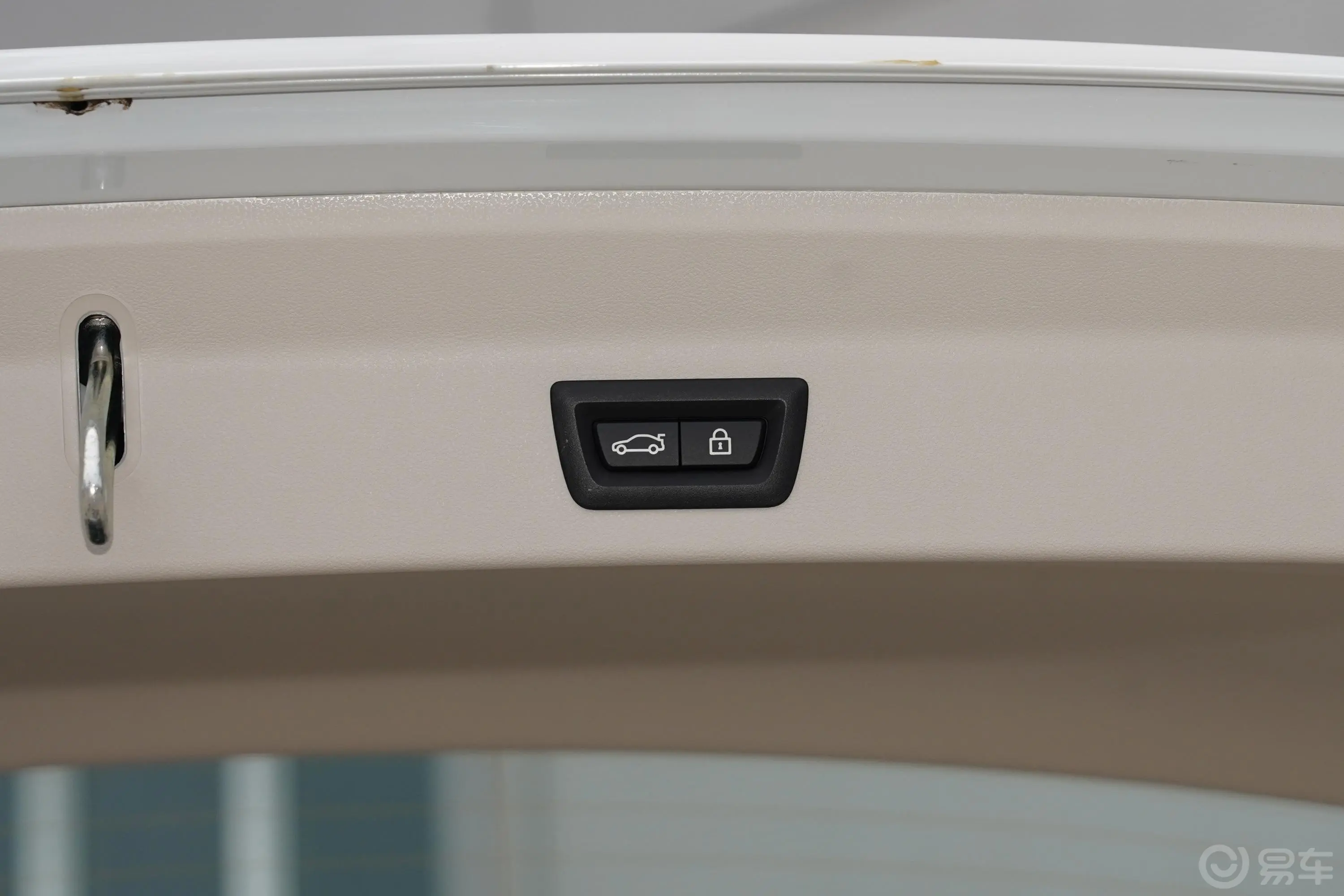 宝马X3改款 xDrive 30i 领先型 M曜夜套装电动尾门按键（手动扶手）
