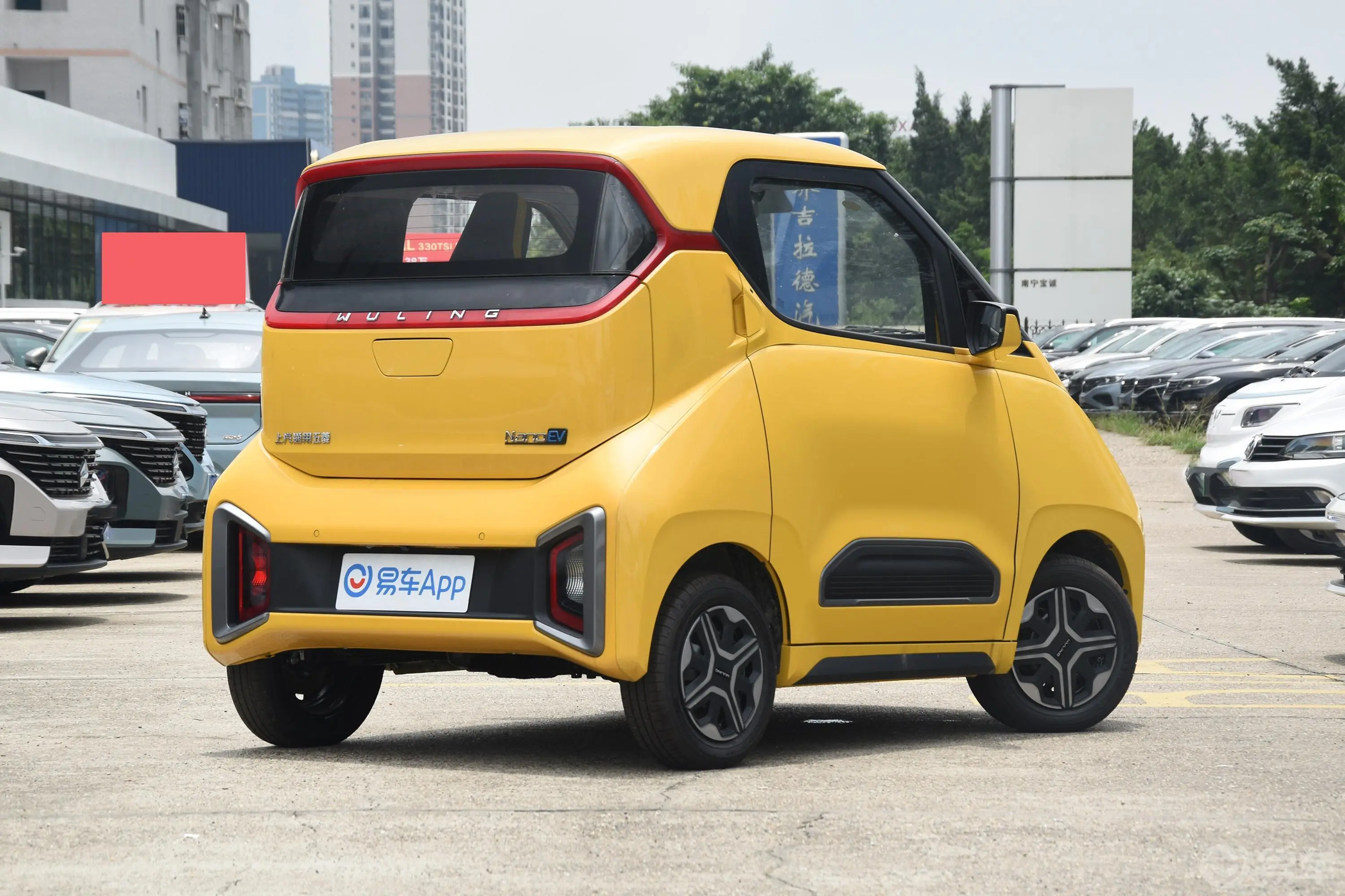 五菱NanoEV305km 热爱款侧后45度车头向右水平