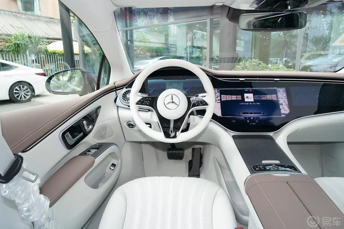 奔驰EQS改款 450+ 豪华版驾驶位区域