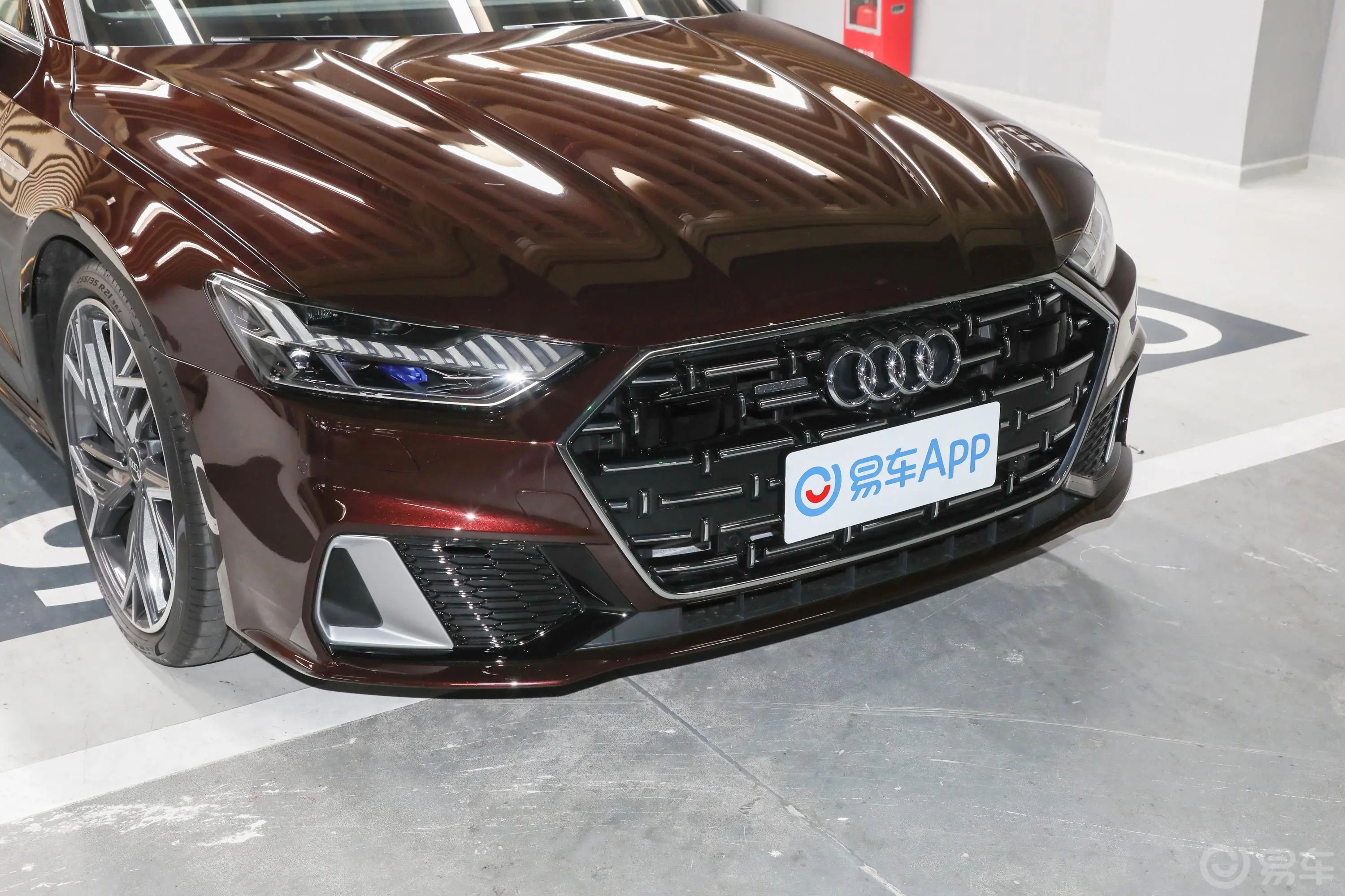 奥迪A7L55 TFSI quattro S-line 先见版前格栅侧俯拍