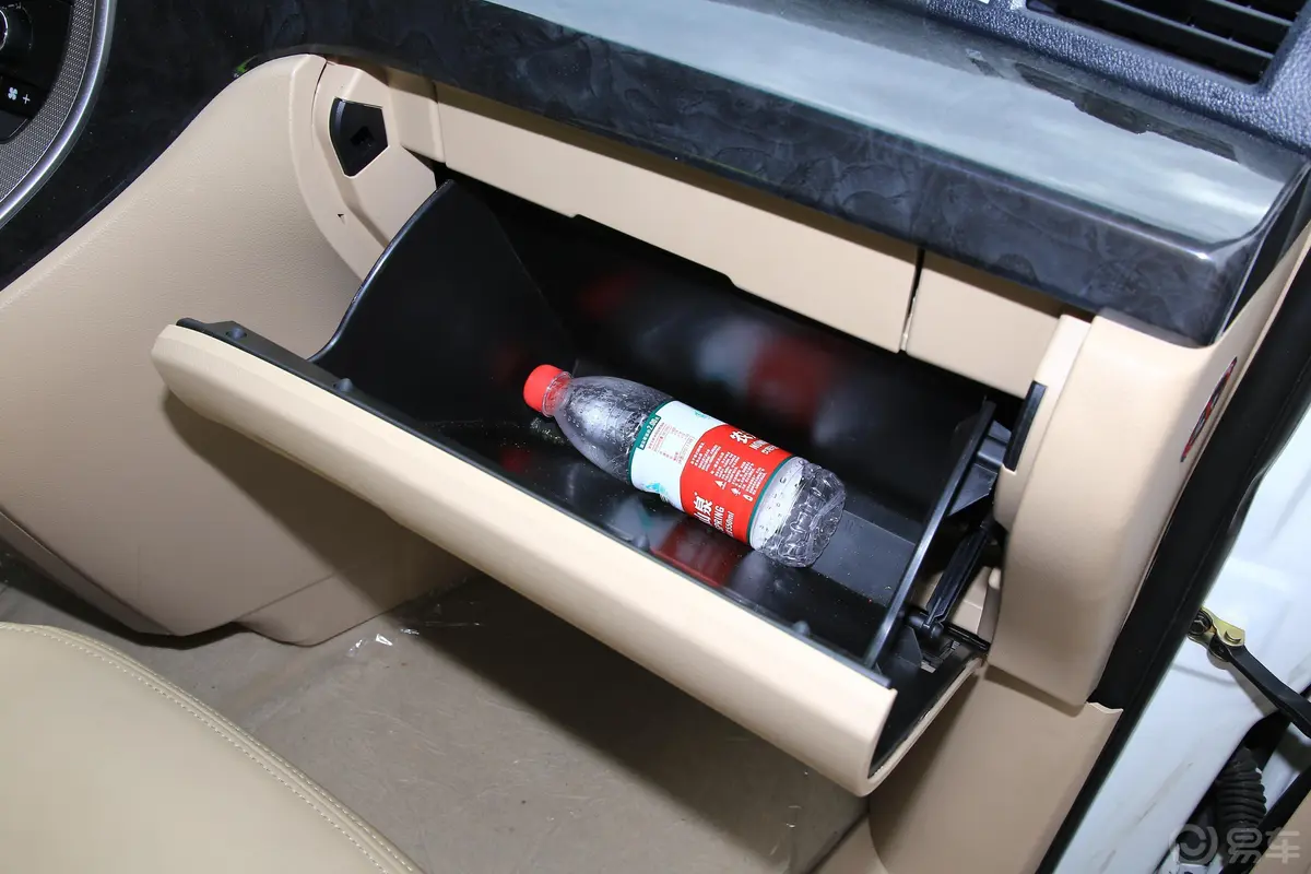 九龙艾菲2.0L 手动 标准型手套箱空间水瓶横置