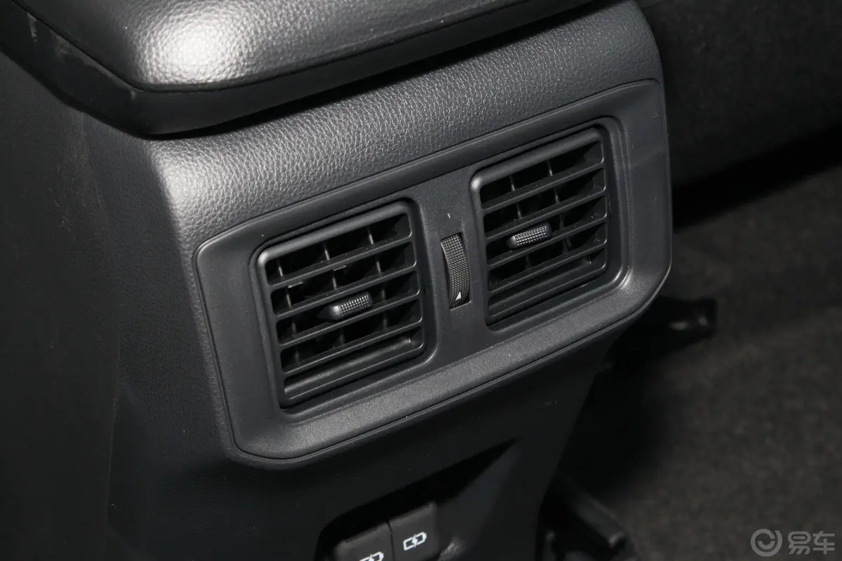 RAV4荣放2.0L CVT两驱风尚版后排空调控制键