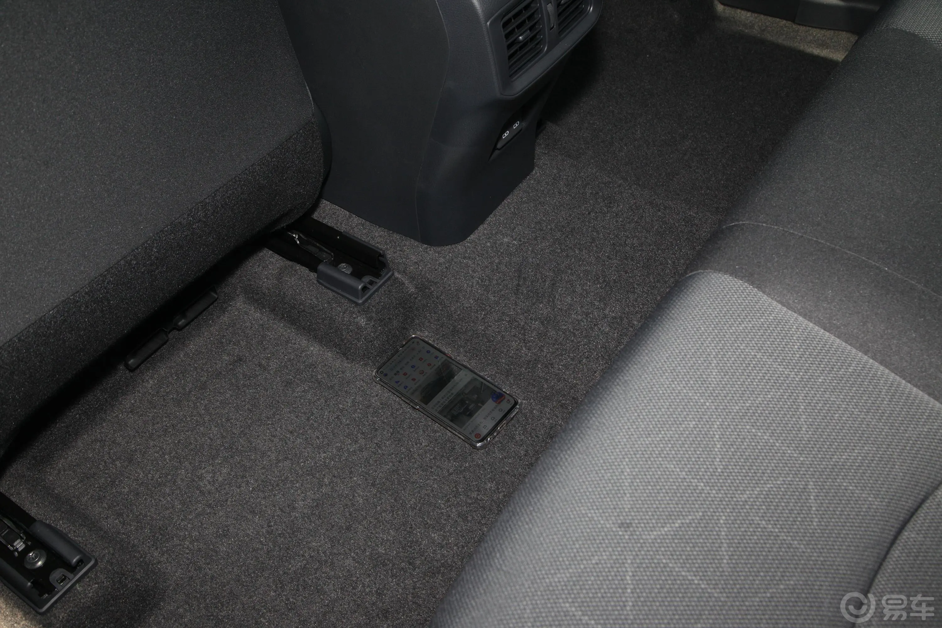 RAV4荣放2.0L CVT两驱风尚版后排地板中间位置