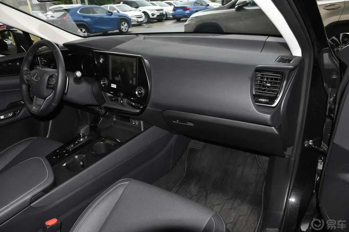 雷克萨斯NX260 两驱创悦版内饰全景副驾方向