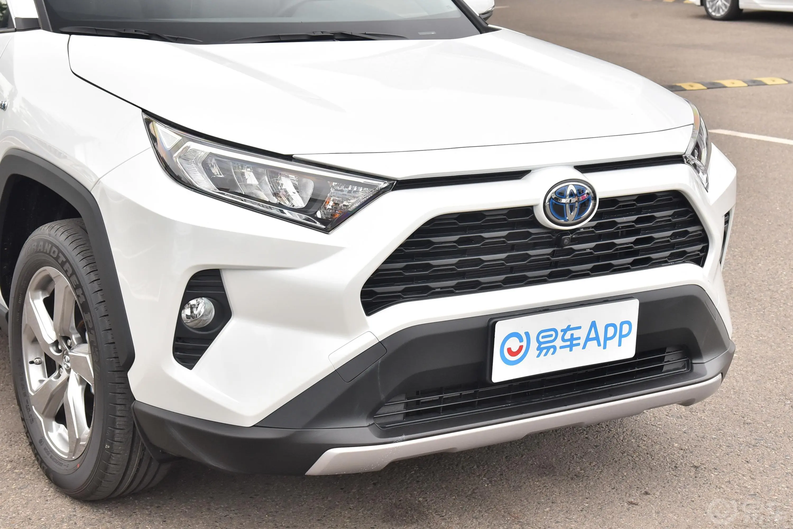 RAV4荣放双擎 2.5L 两驱精英版前格栅侧俯拍