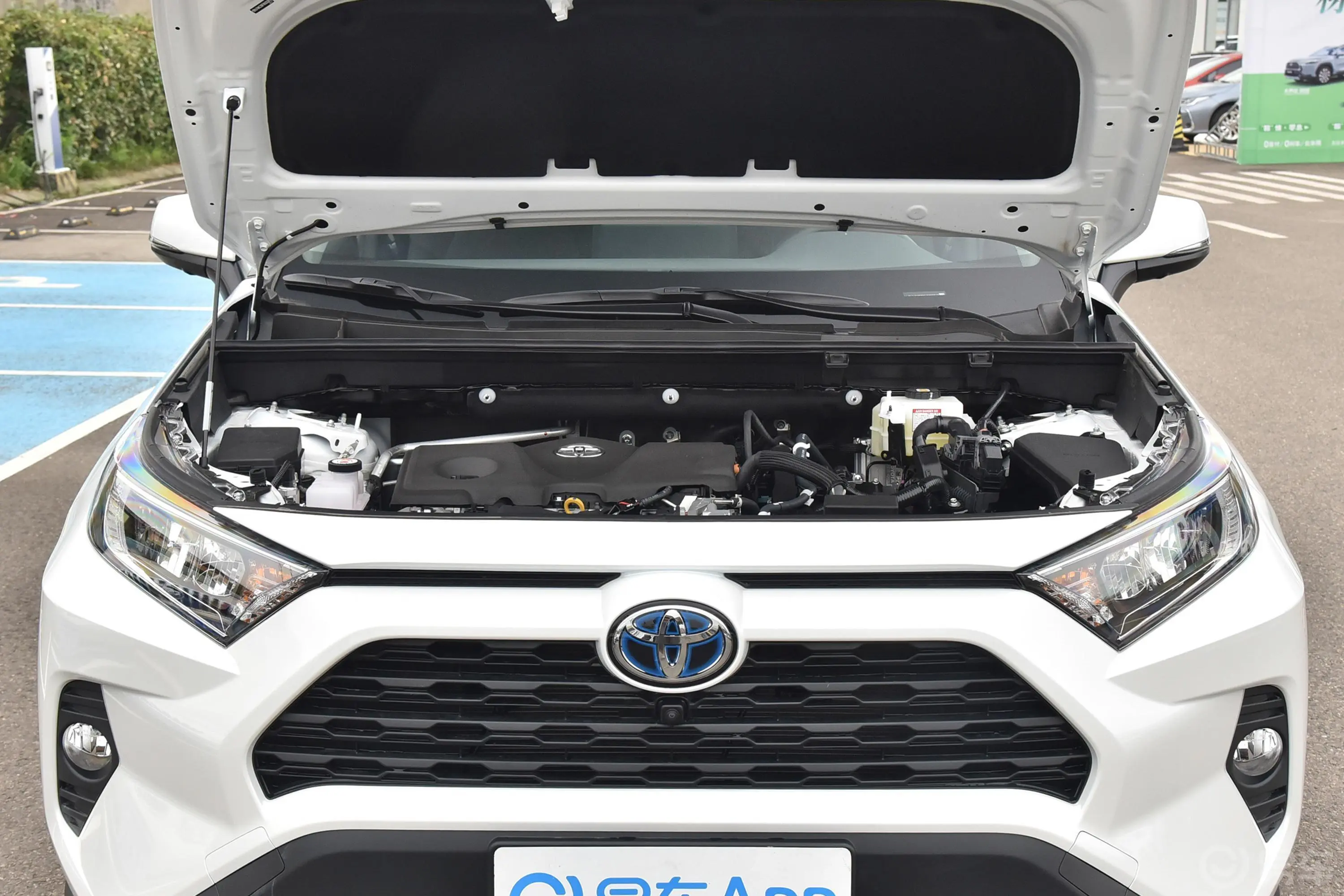 RAV4荣放双擎 2.5L 两驱精英版发动机舱整体