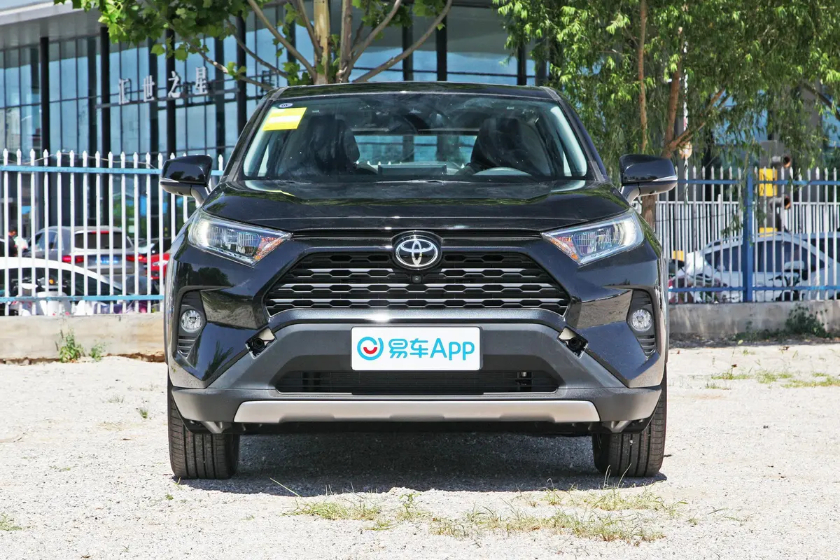 RAV4荣放2.0L CVT两驱风尚版正前水平