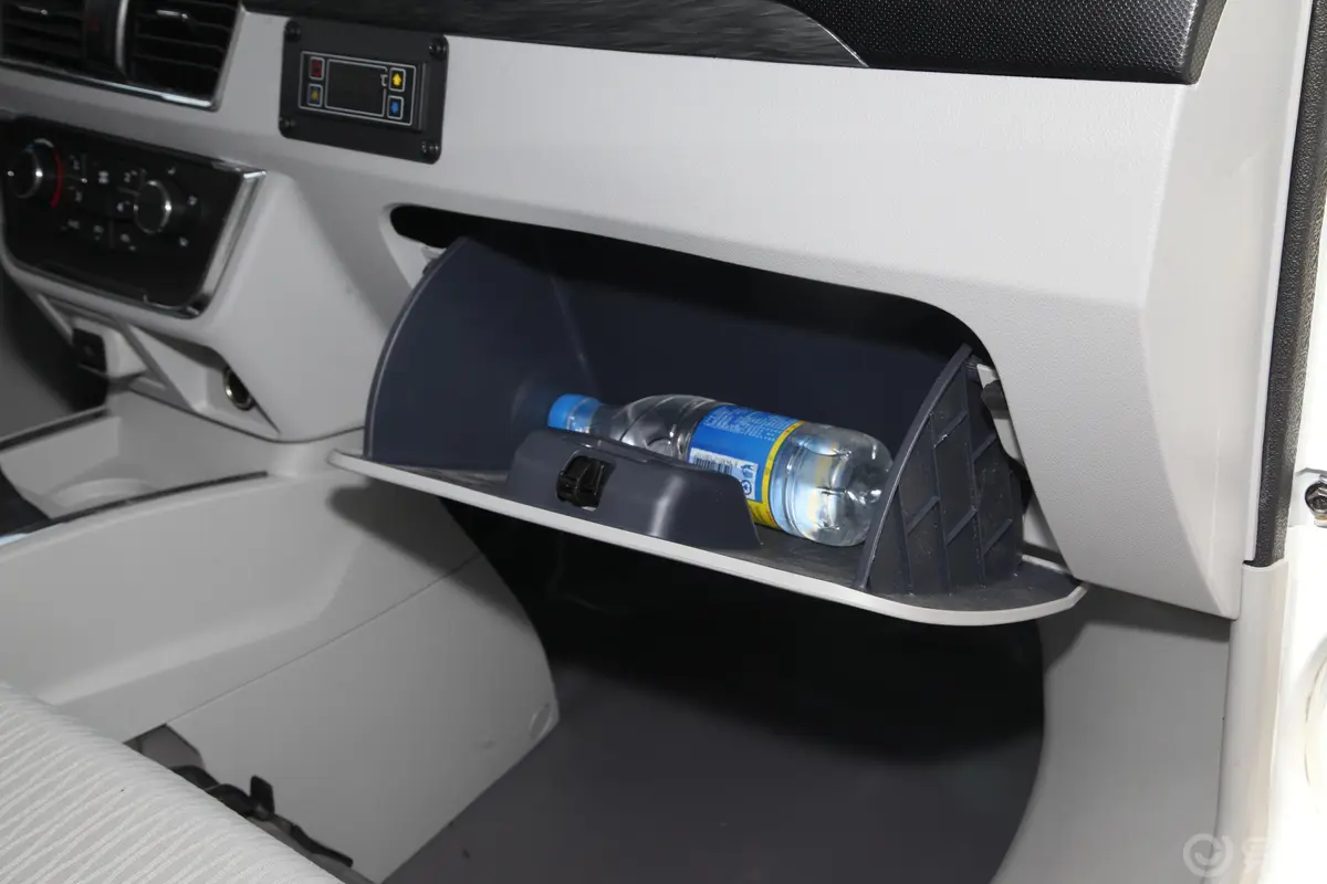 新海狮S冷藏车 1.5L 手动 财富无空调版 2座 国VI手套箱空间水瓶横置