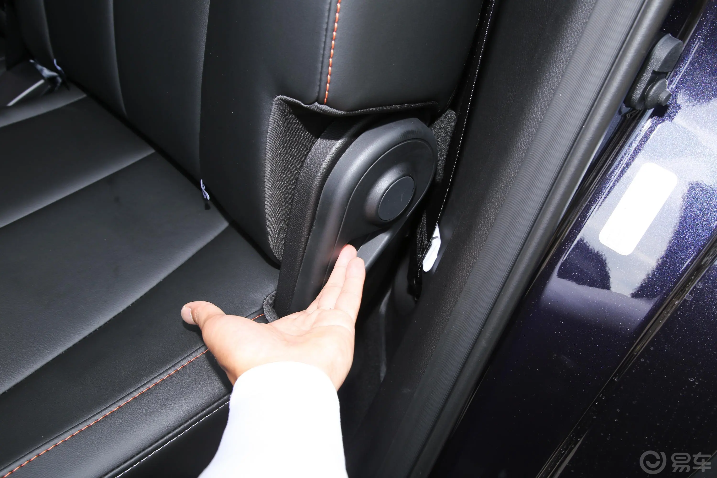 长安欧尚X7 PLUS蓝鲸版 1.5T 双离合尊贵型 7座后备箱内座椅放倒按钮