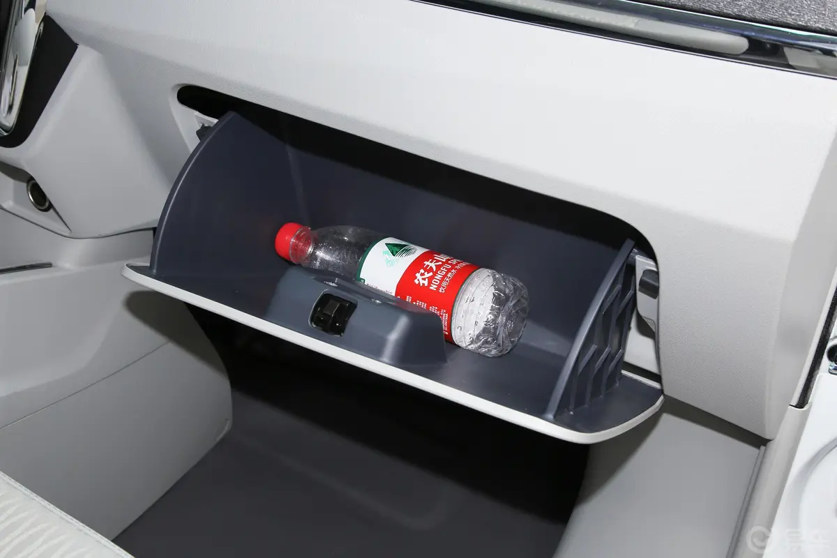 新海狮EV标准型手套箱空间水瓶横置