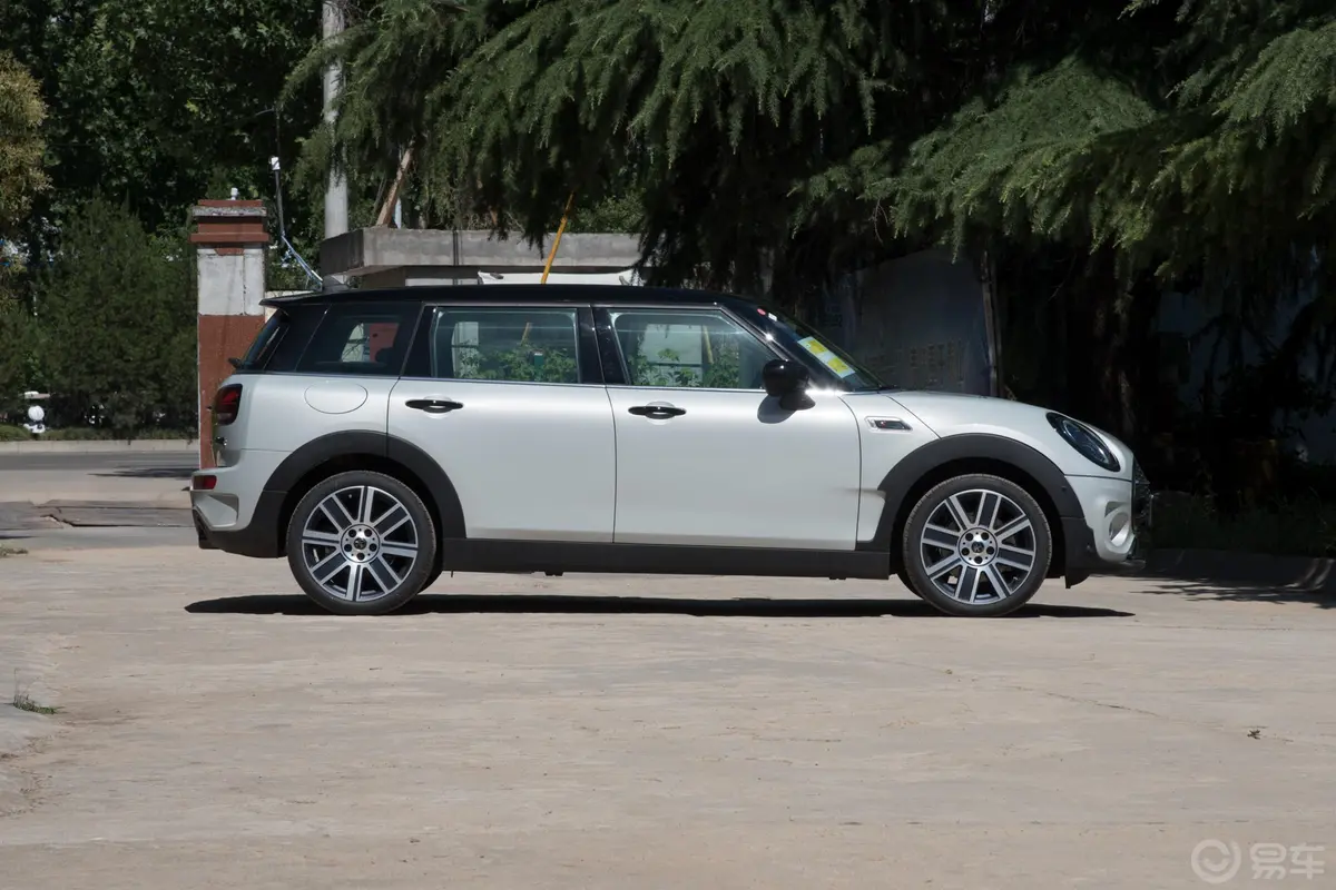 MINI CLUBMAN2.0T COOPER S 鉴赏家正侧车头向右水平