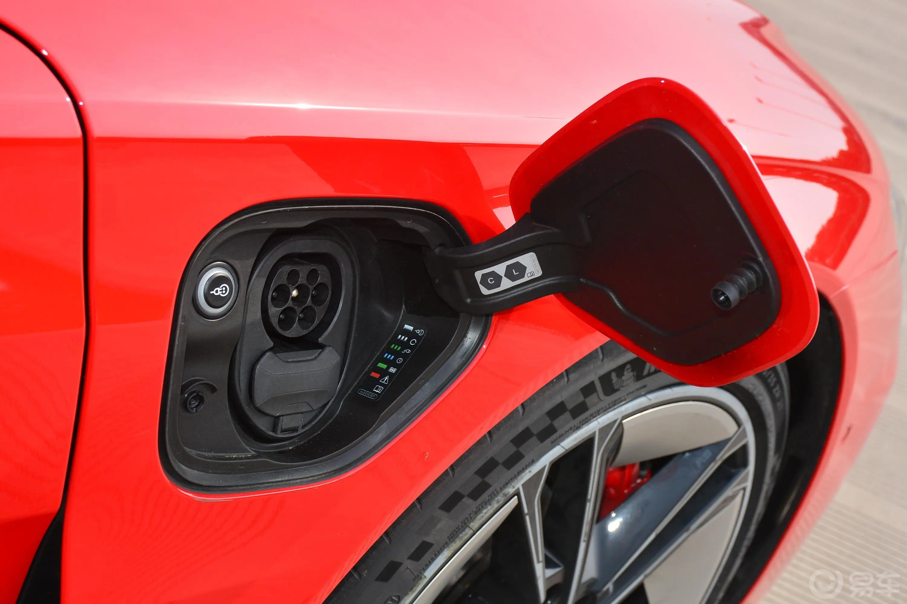 奥迪RS e-tron GT495km慢充充电口
