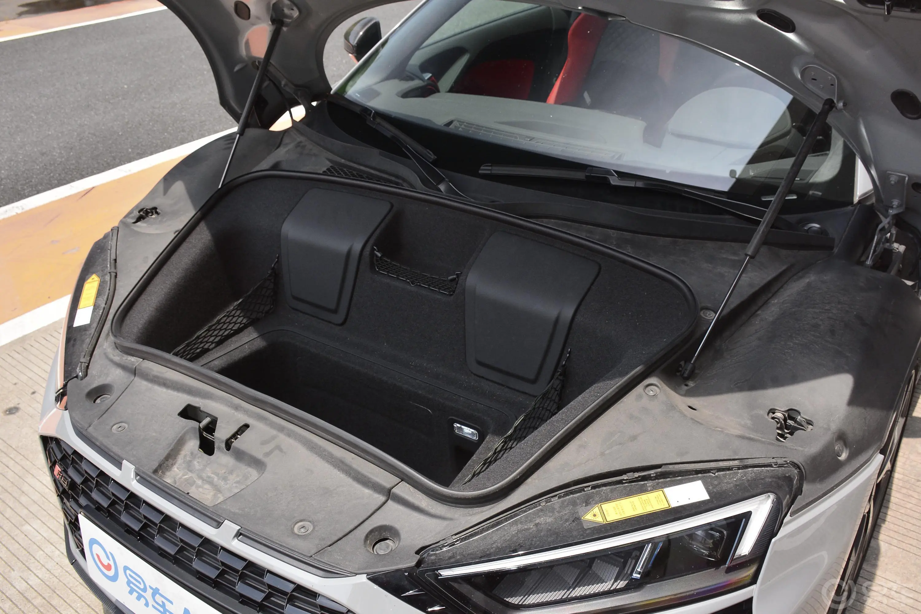 奥迪R85.2L Coupe Performance后备厢开启45度侧拍