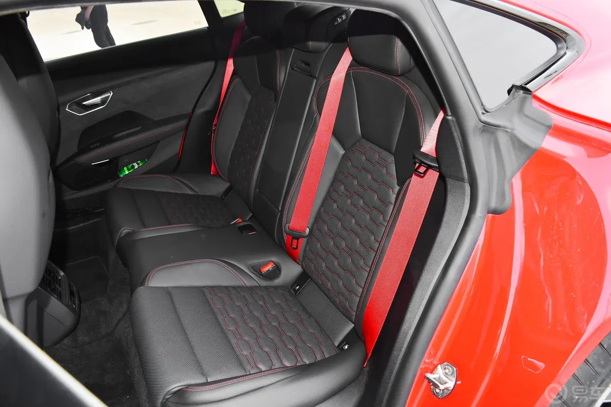 奥迪RS e-tron GT495km后排座椅